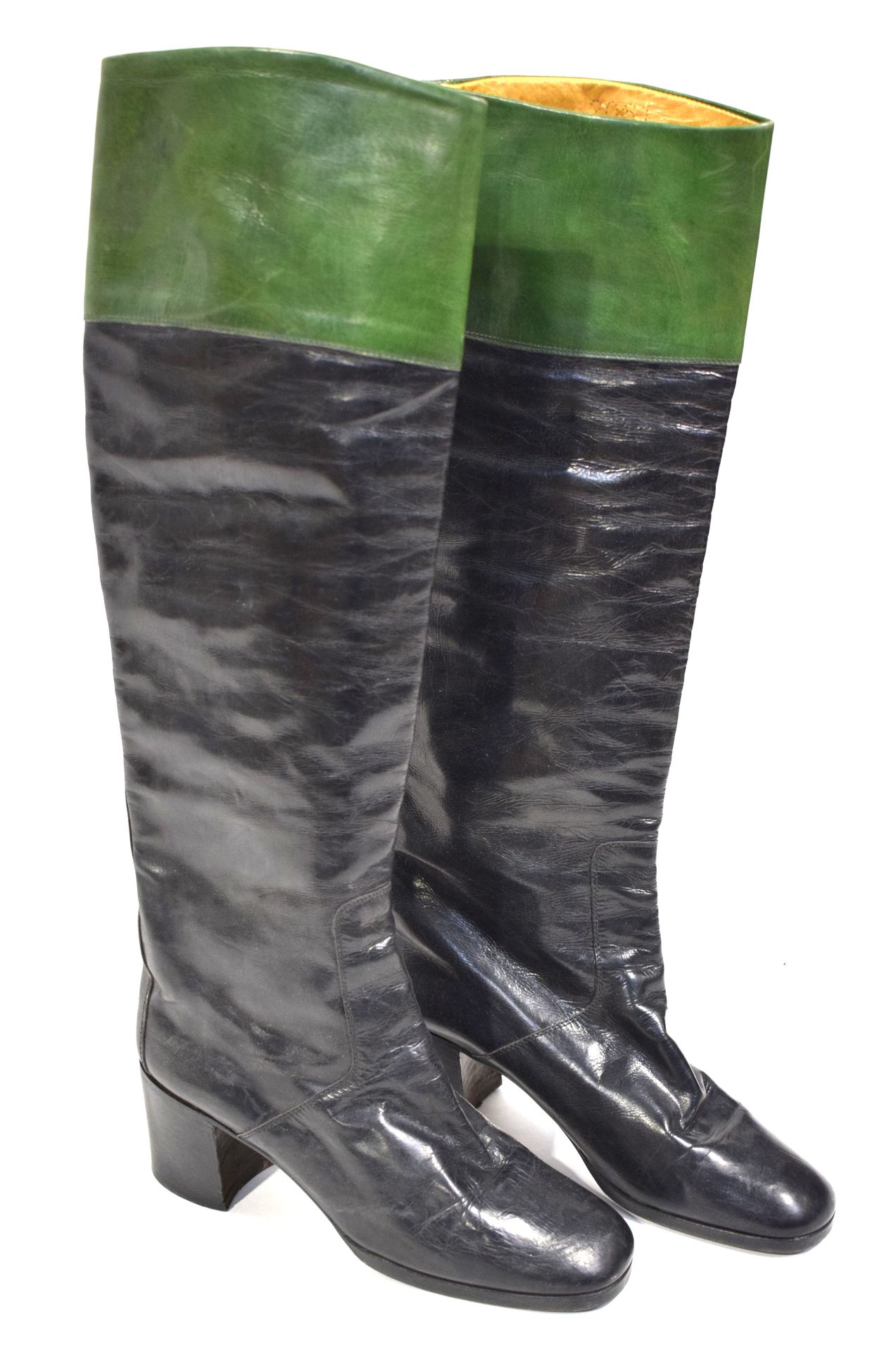 Null FRANÇOIS VILLON
Paar schwarze Lederstiefel mit grünem Oberlederband, Größe &hellip;