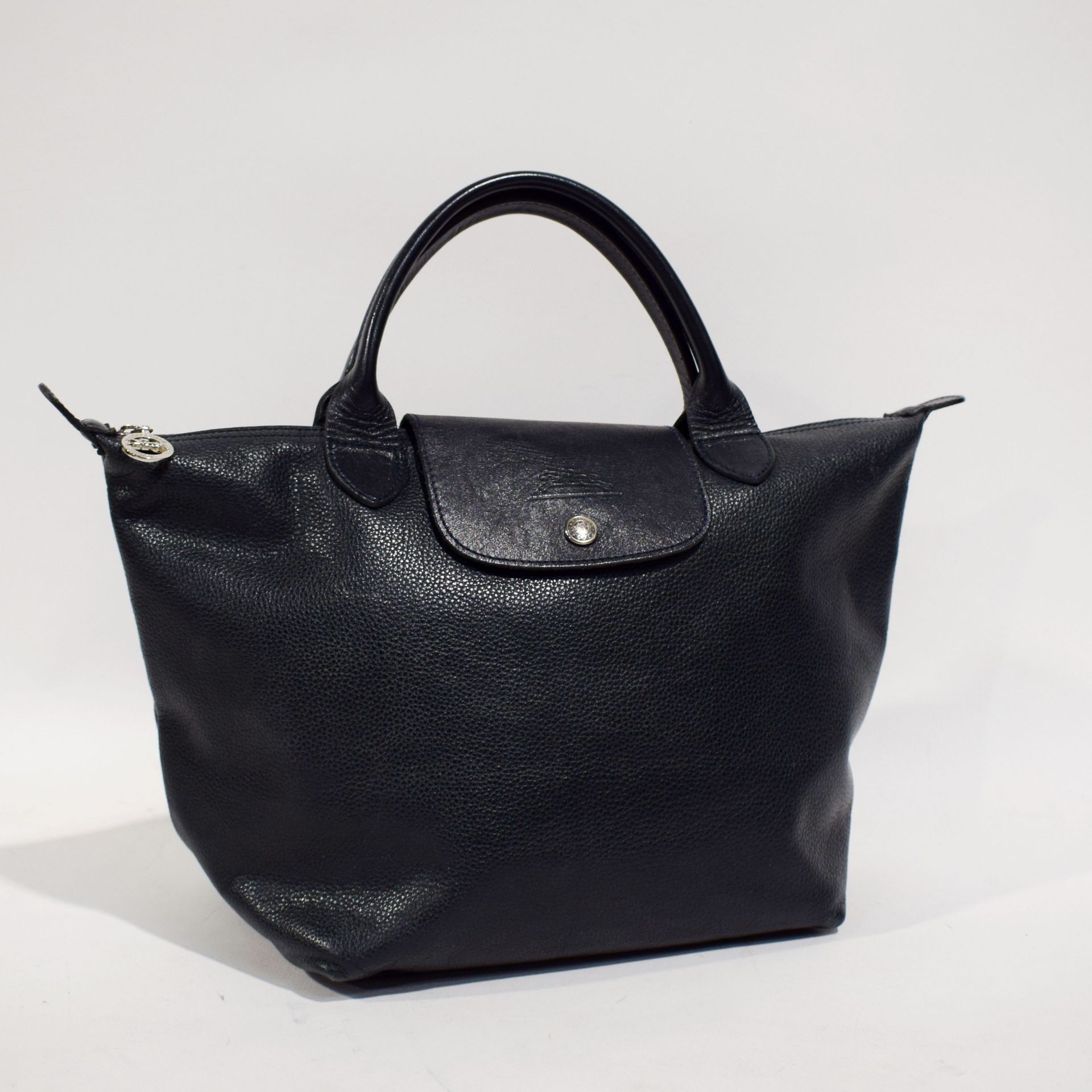 Null LONGCHAMP 
LONGCHAMP handbag in old dark blue leather, model 24 cm, worn co&hellip;