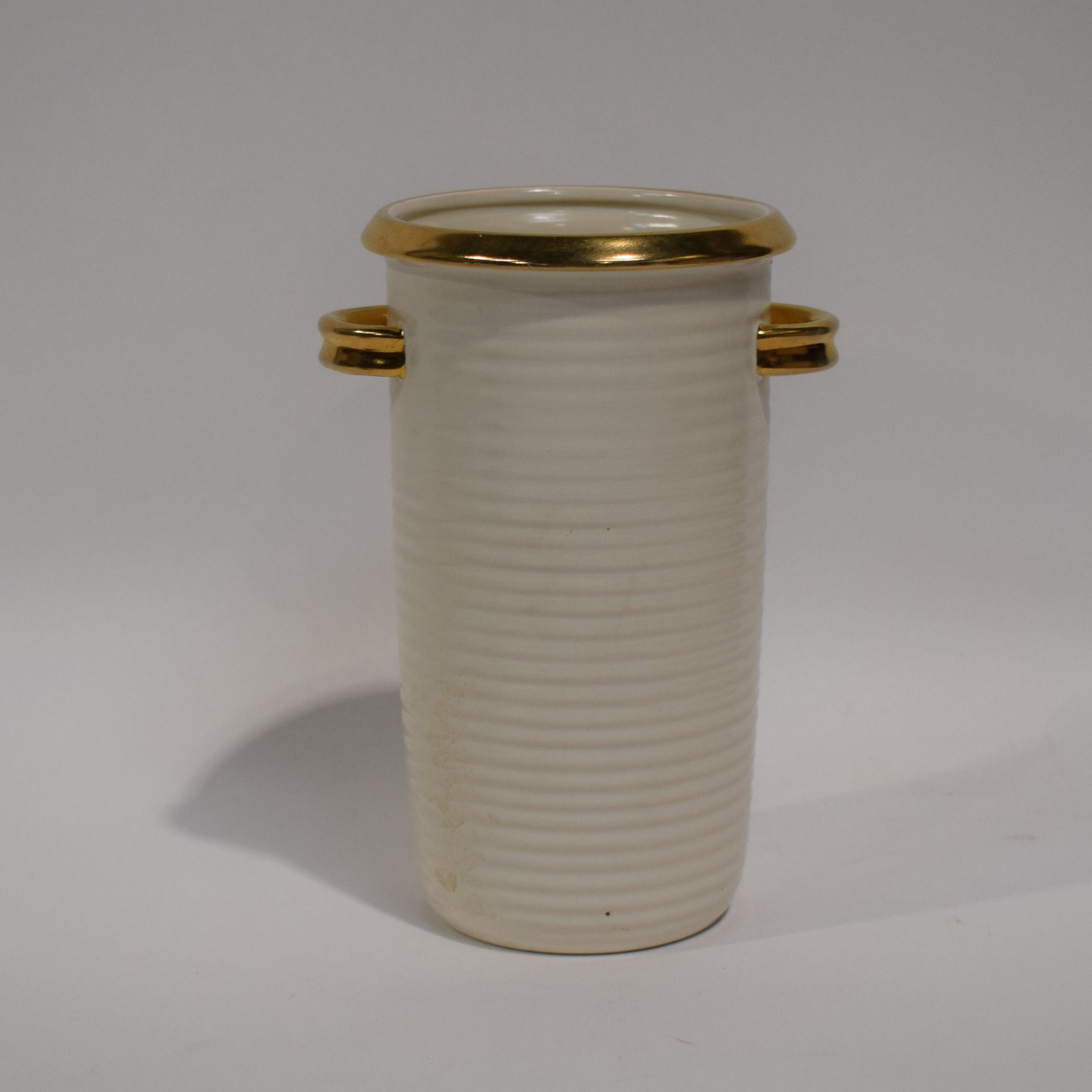 Null (VILLEROY BOCH) 30年代的花瓶，用VILLEROY BOCH的Septfontaines陶器，乳白色(#220)和金色亮点(#3547&hellip;