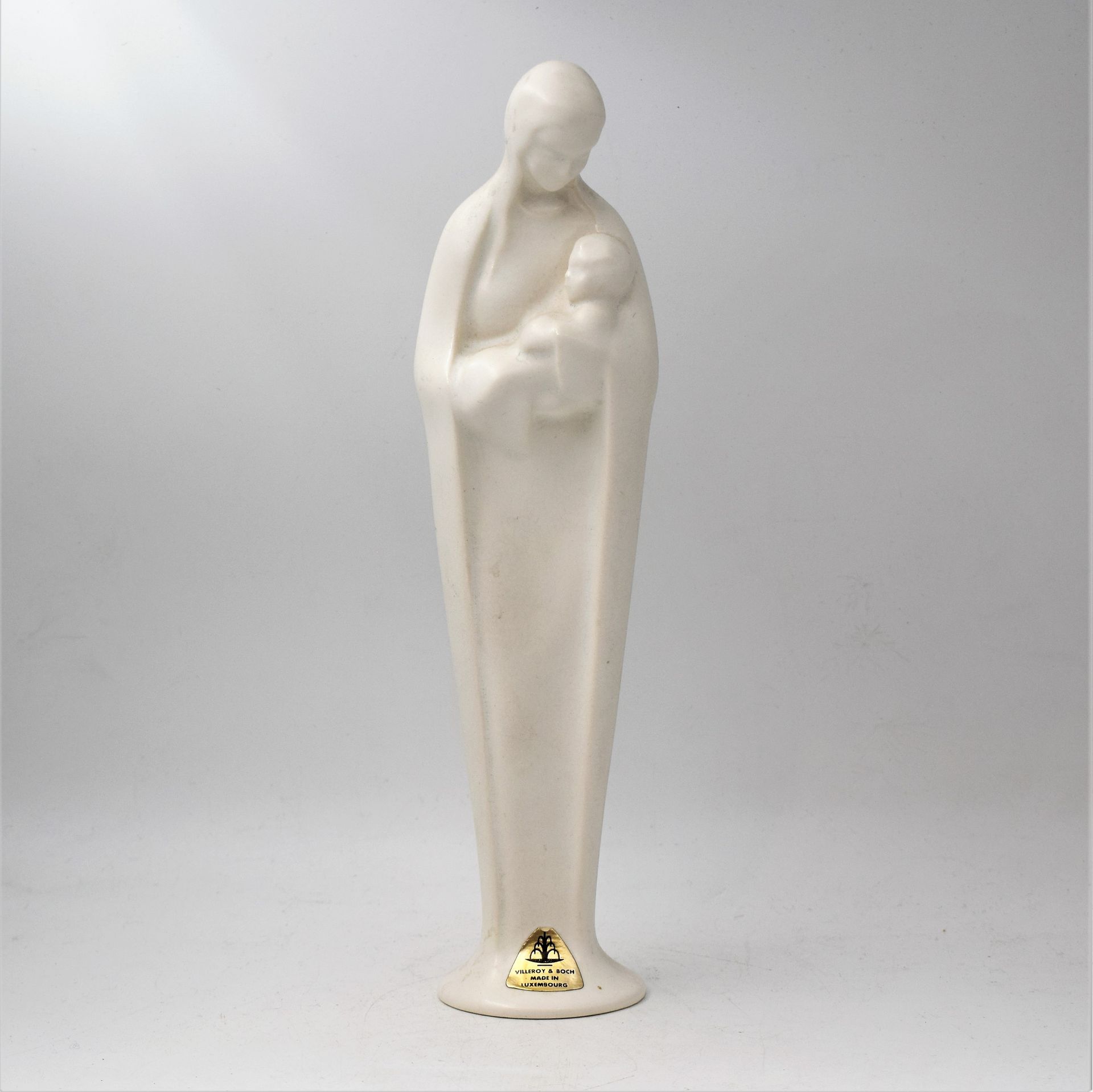 Null [VILLEROY] VILLEROY BOCH Septfontaines陶器中的圣母与圣婴，白色，1950年代（底座上有工厂标签），高23.5厘米&hellip;