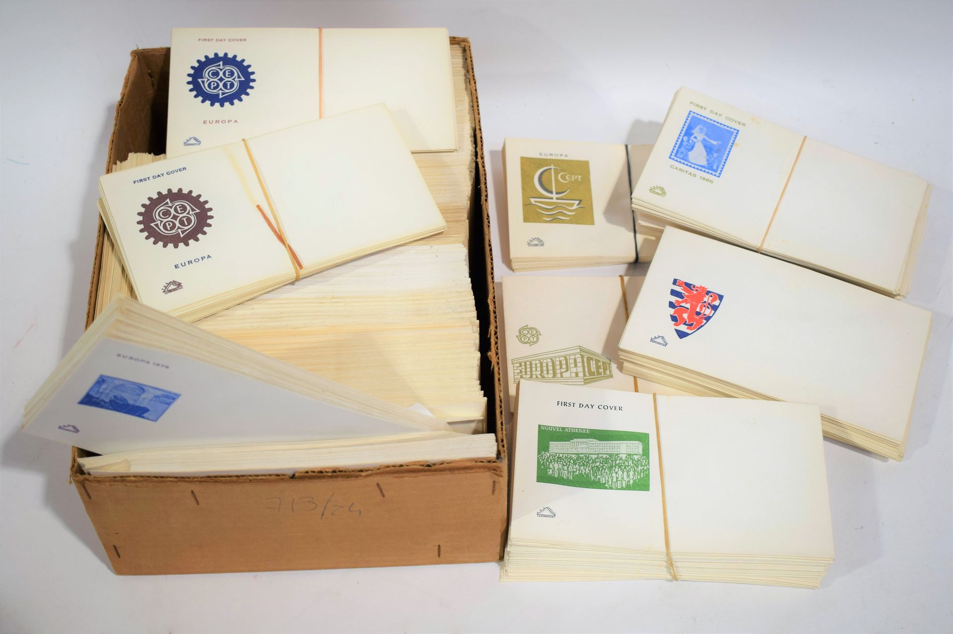 Null [信封] 在一个盒子里，积累了大量的 "首日封 "信封，从60年代（Fini TISSEN）到80年代初，都是空白的，而且有很多倍数。