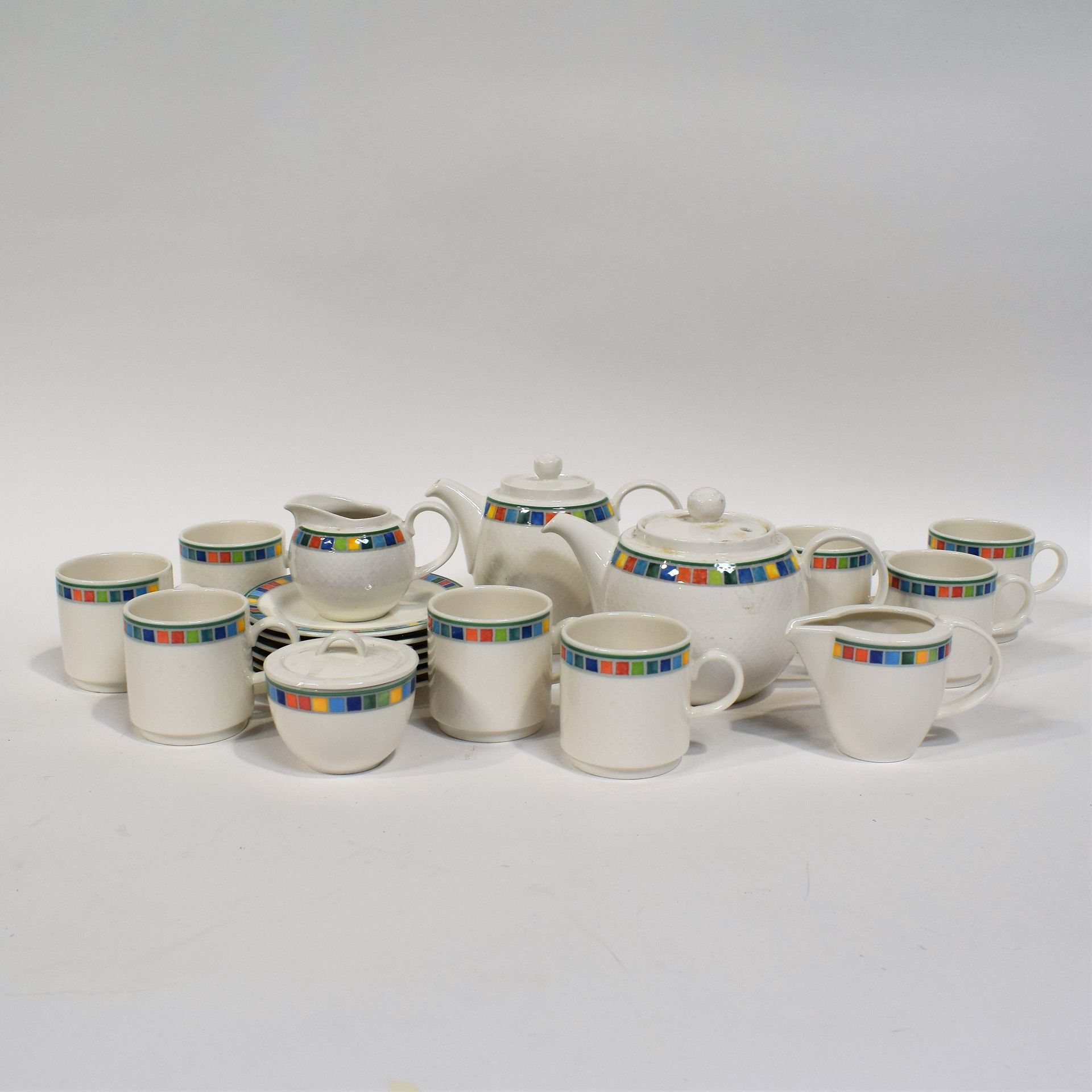 Null [VILLEROY] VILLEROY BOCH EASY系列的茶具：咖啡壶，茶壶，牛奶壶，糖碗，奶油壶，10个杯子和6个茶碟。