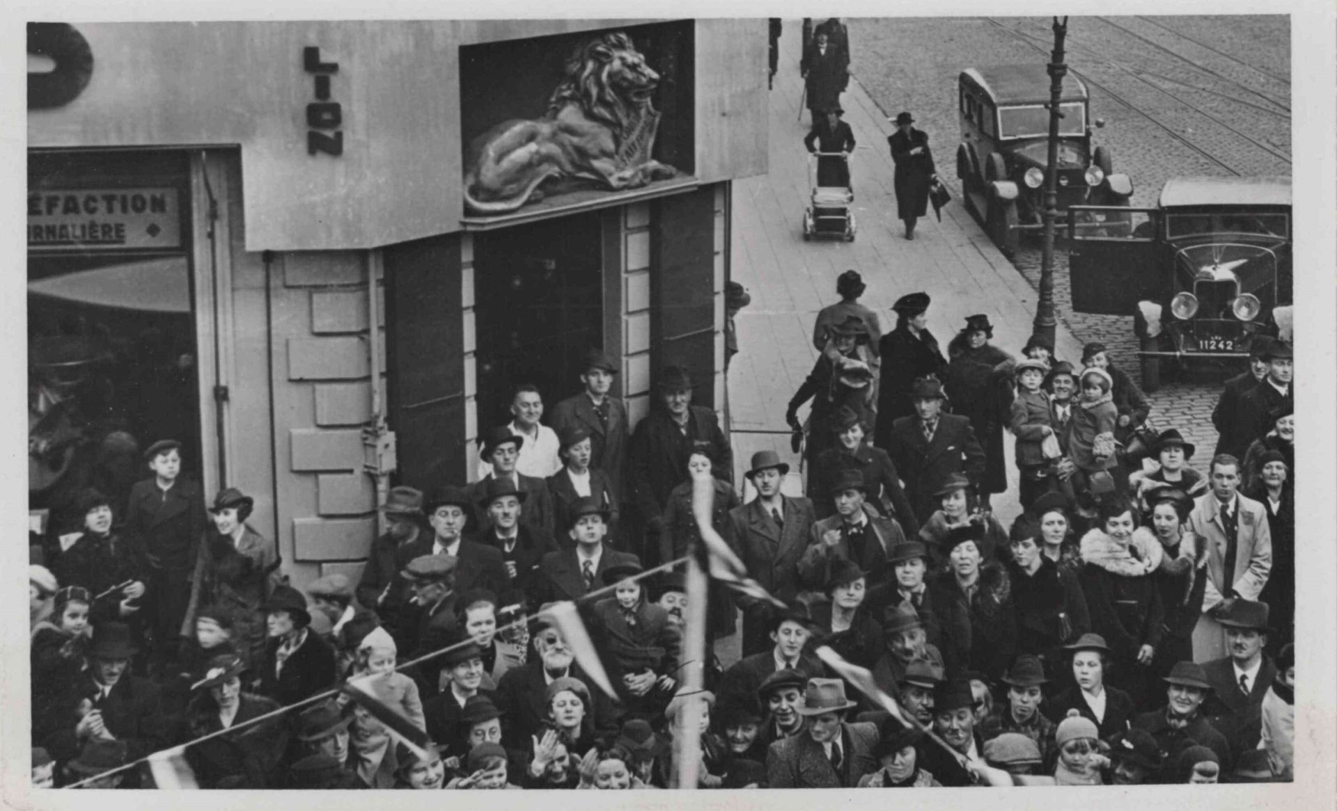 Null (AUTO) 1939年百年庆典期间，两辆汽车停在卢森堡LION Delhaize Deltgen商店前的照片卡。