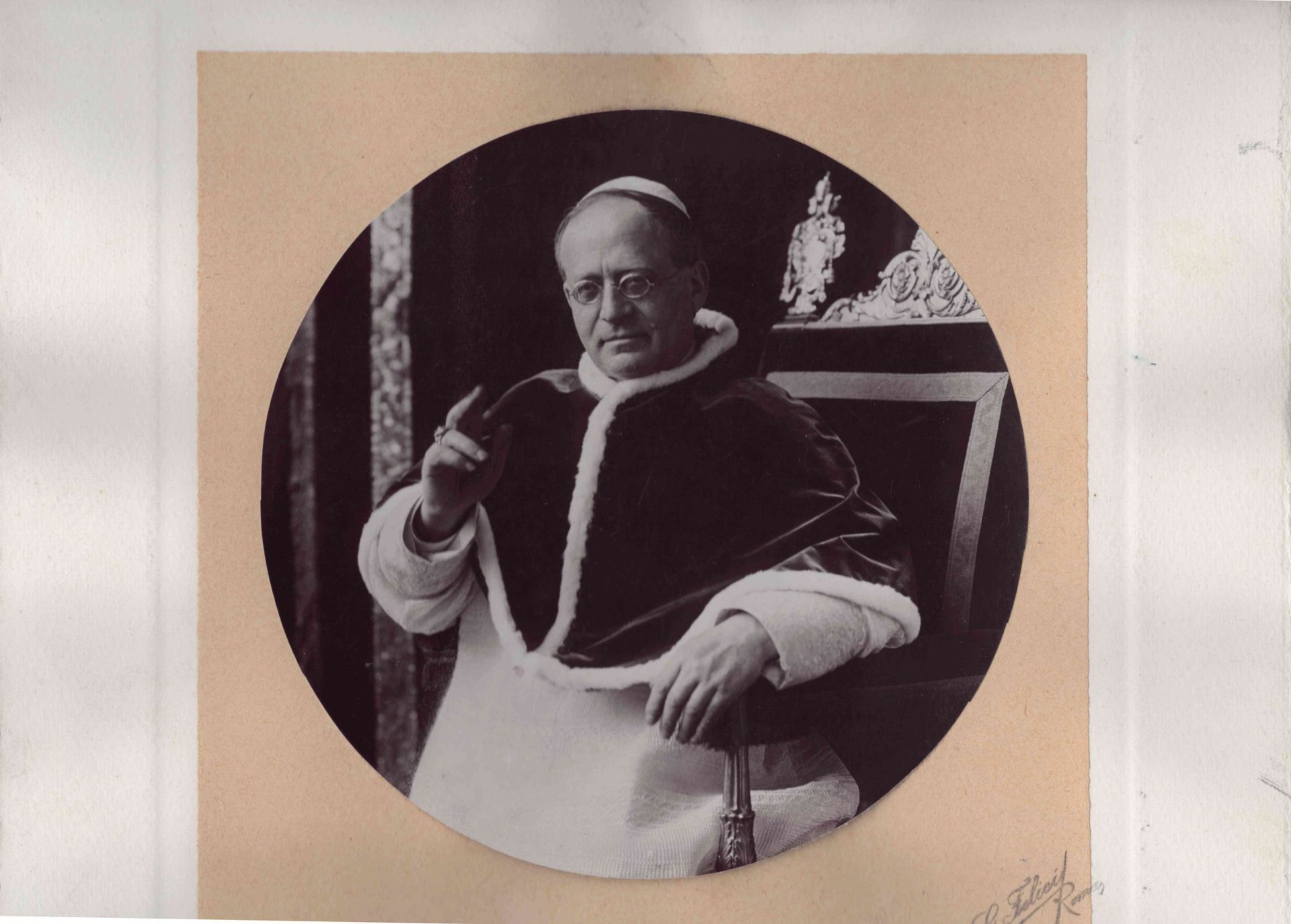 Null (PHOTOGRAPHY) Circular photograph of Pope Pius XI by a Roman photographer w&hellip;