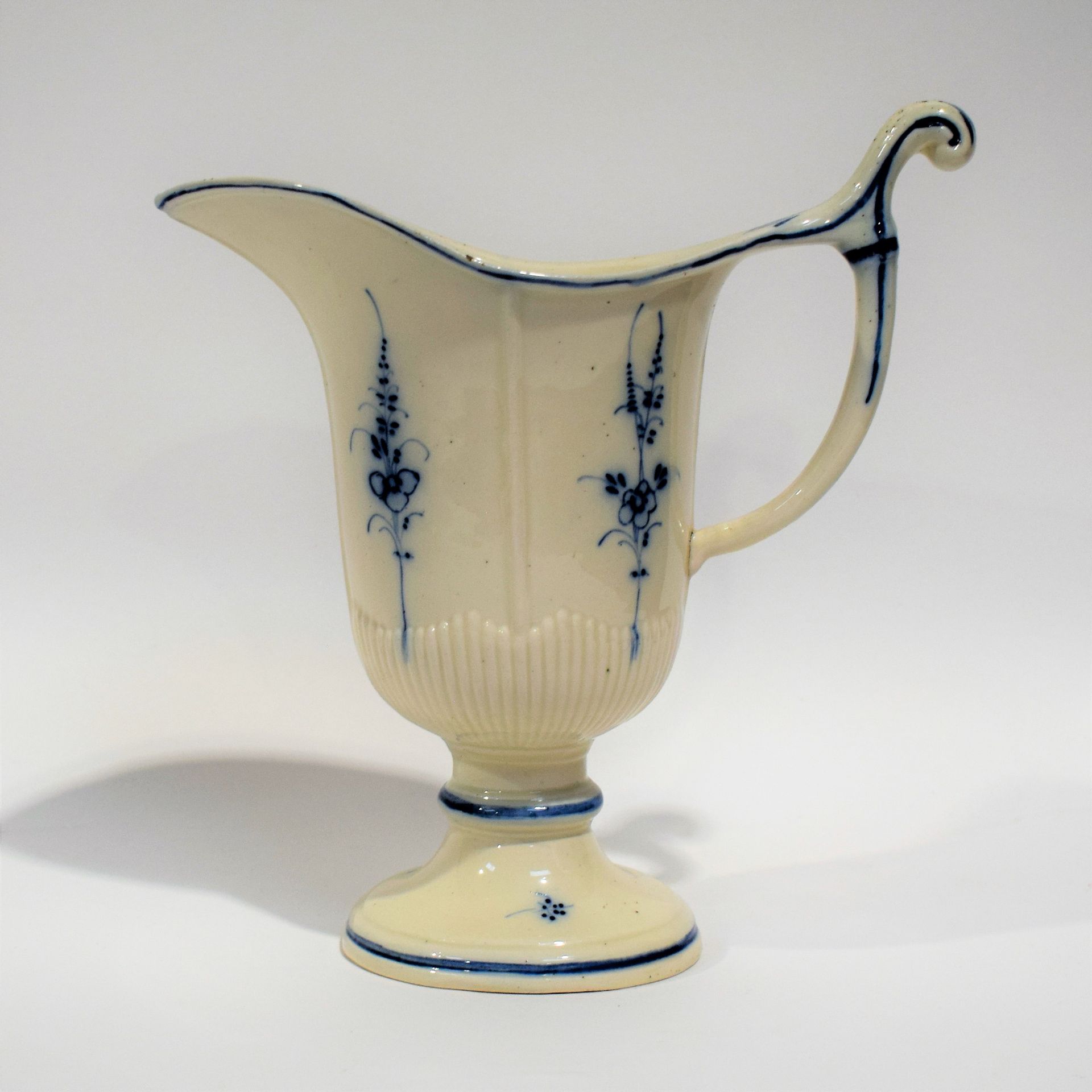 Null (BOCH卢森堡) 精美的陶器壶篮BOCH卢森堡，蓝色装饰有一枝忘忧草，大约在1775-1786年，有BL和3号字样，状况非常好，高22.5厘米