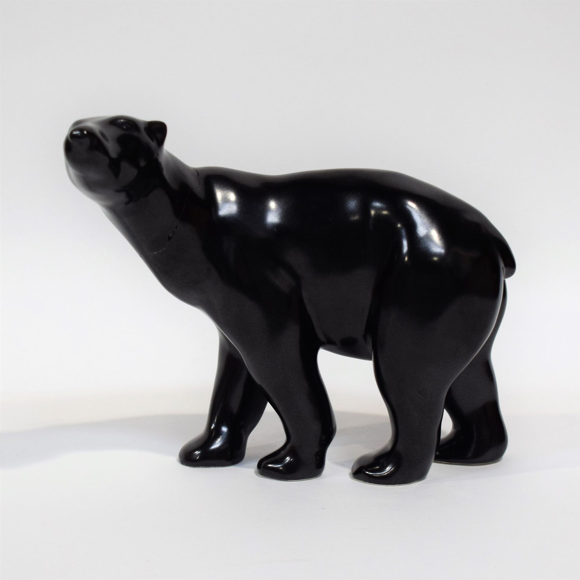Null (VILLEROY BOCH) VILLEROY BOCH卢森堡陶器中的白熊，形状#669，黑色光泽，颈部有胶粘剂，高15厘米
