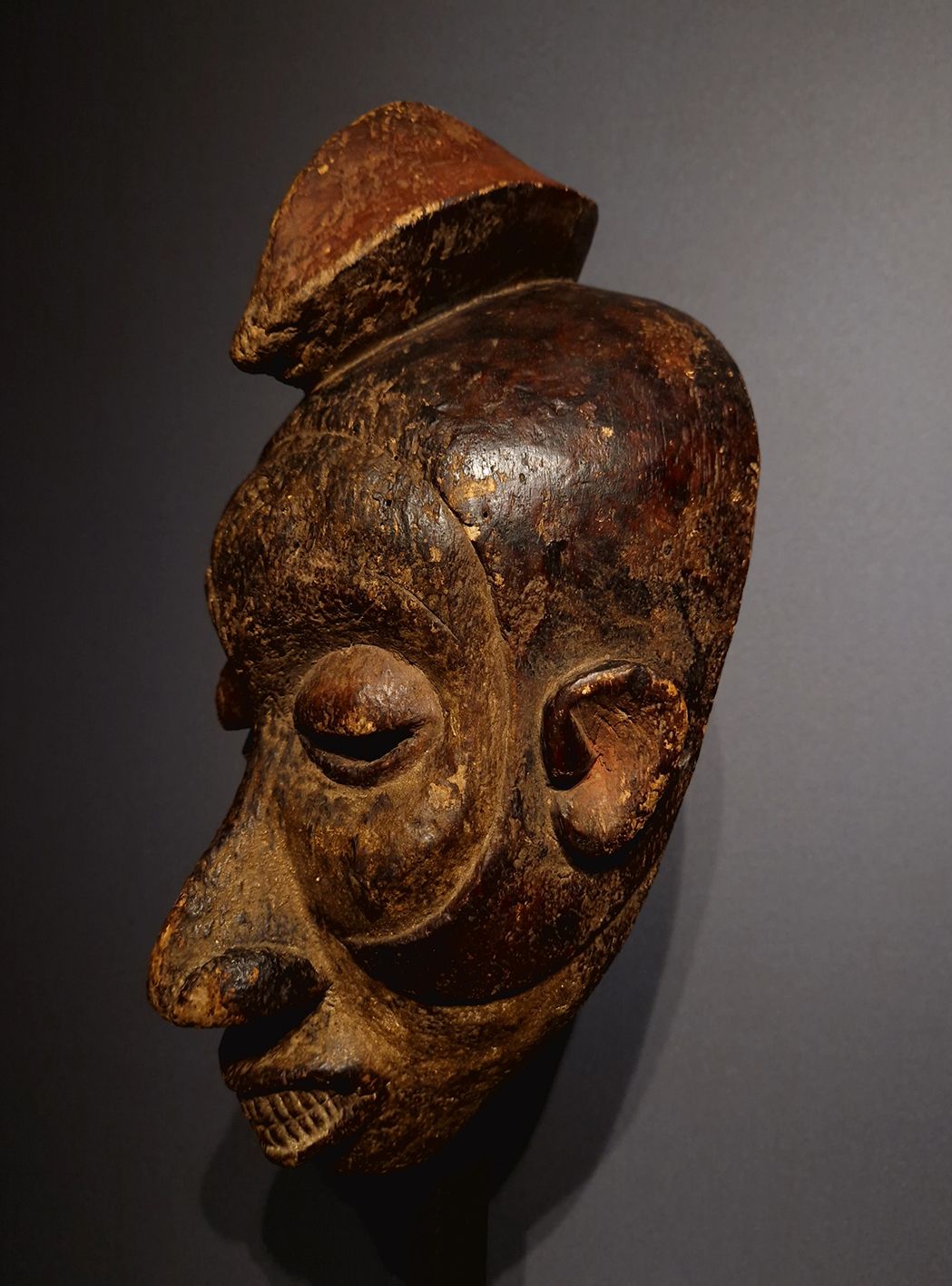 Null Masque Igbo singulier aux belles lignes et aux formes équilibrées dans une &hellip;
