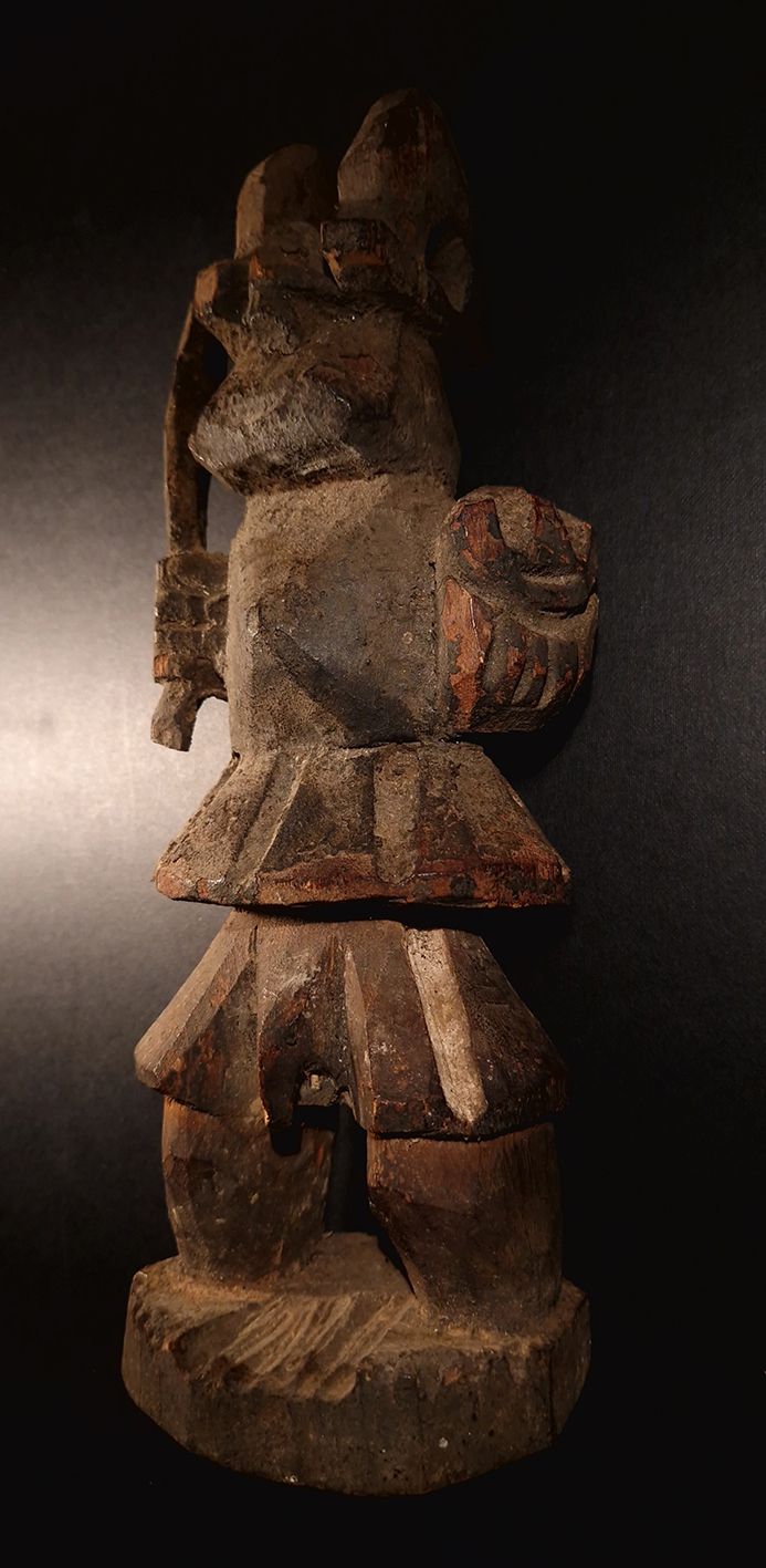 Null Statuette Ikenga, Igbo. Nigéria.
L'Ikenga (Igbo signifiant littéralement "f&hellip;