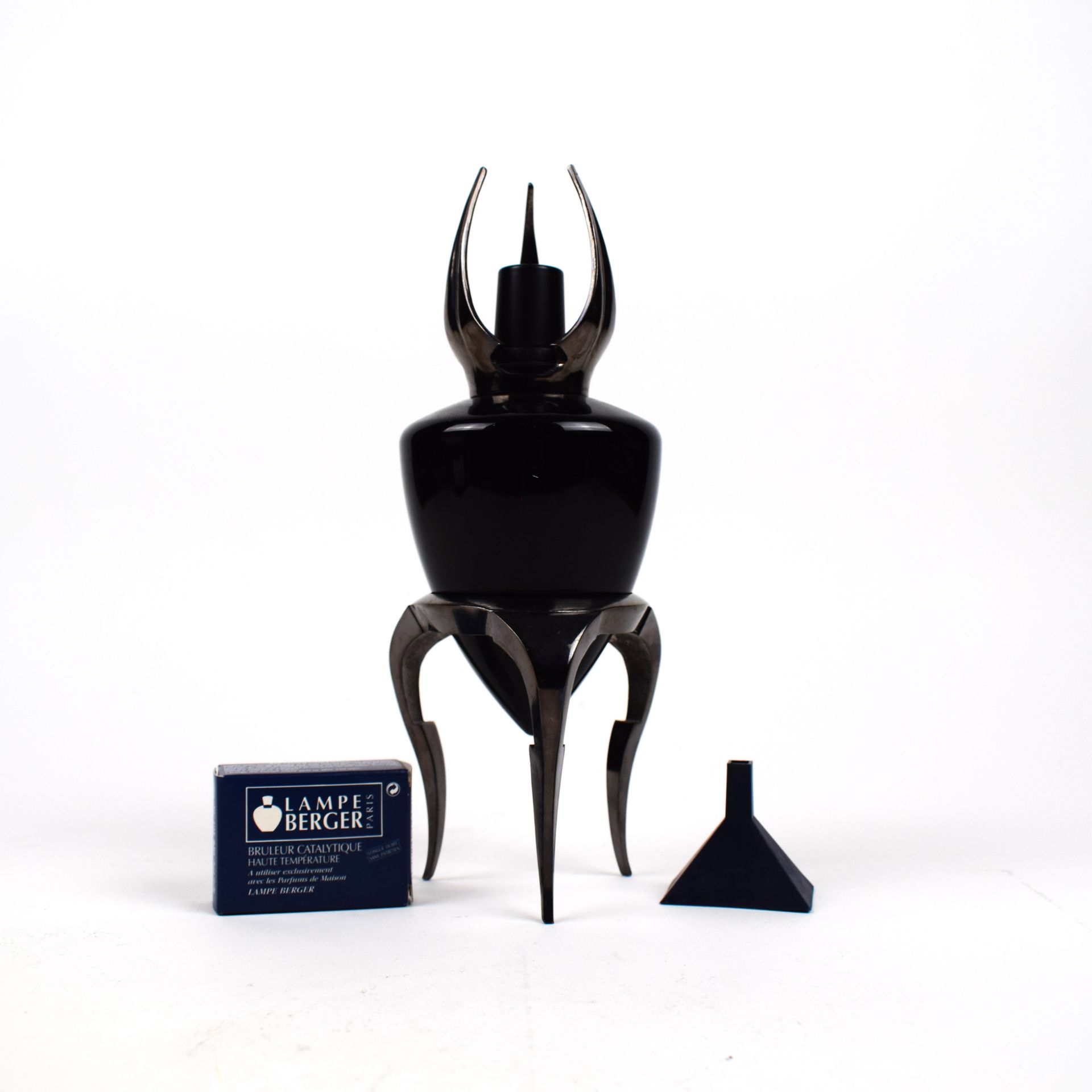Null 巴黎 LAMPE BERGER。催化灯，David BOULANGÉ 设计的 Coeur noir 型，黑色金属底座上有尖形底座的黑色玻璃，黑色金属框&hellip;