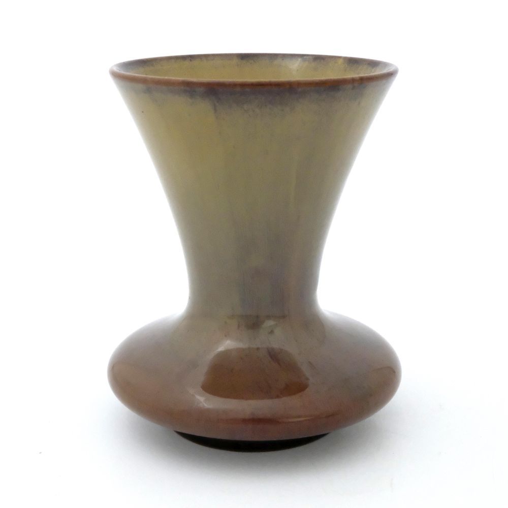 Null 皮尔金顿，皇家兰开斯特变色釉花瓶，约1904年，喇叭形的圆锥形瓶颈，蹲着的球状瓶身，米色流向粉褐色的条纹状乳白色，印刷标记，高13厘米