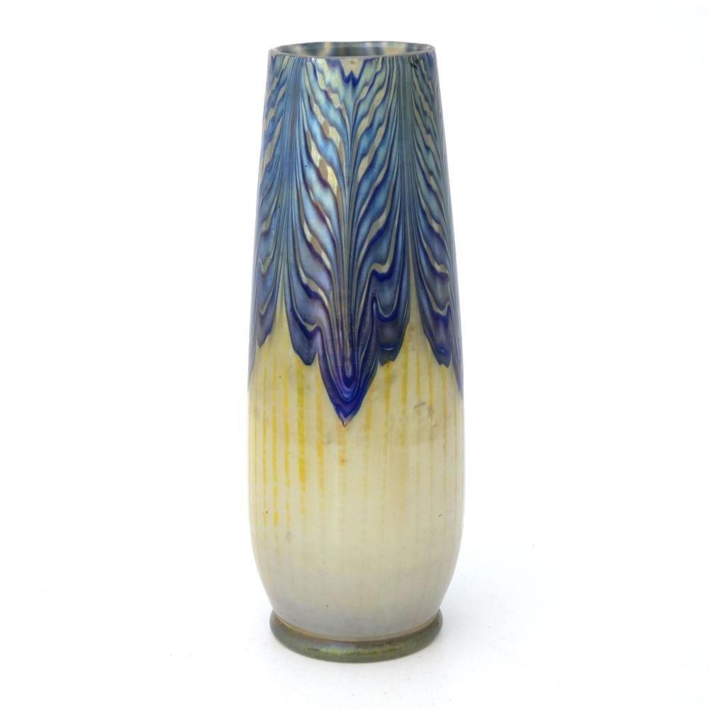 Null Loetz，一个分离主义的五彩玻璃花瓶，PG 2/187，大约1902年，脚下是圆锥形，不透明的条纹上有梳状的光泽，高22.5厘米