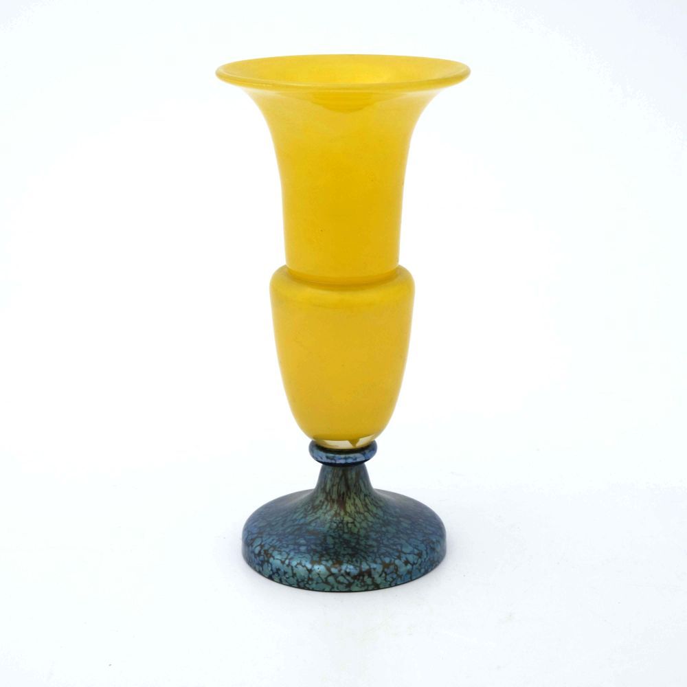 Null Michael Powolny为Loetz设计的Secessionist彩虹色玻璃花瓶，Ausfuehrung 226，约1925年，金属黄的座式钟形&hellip;