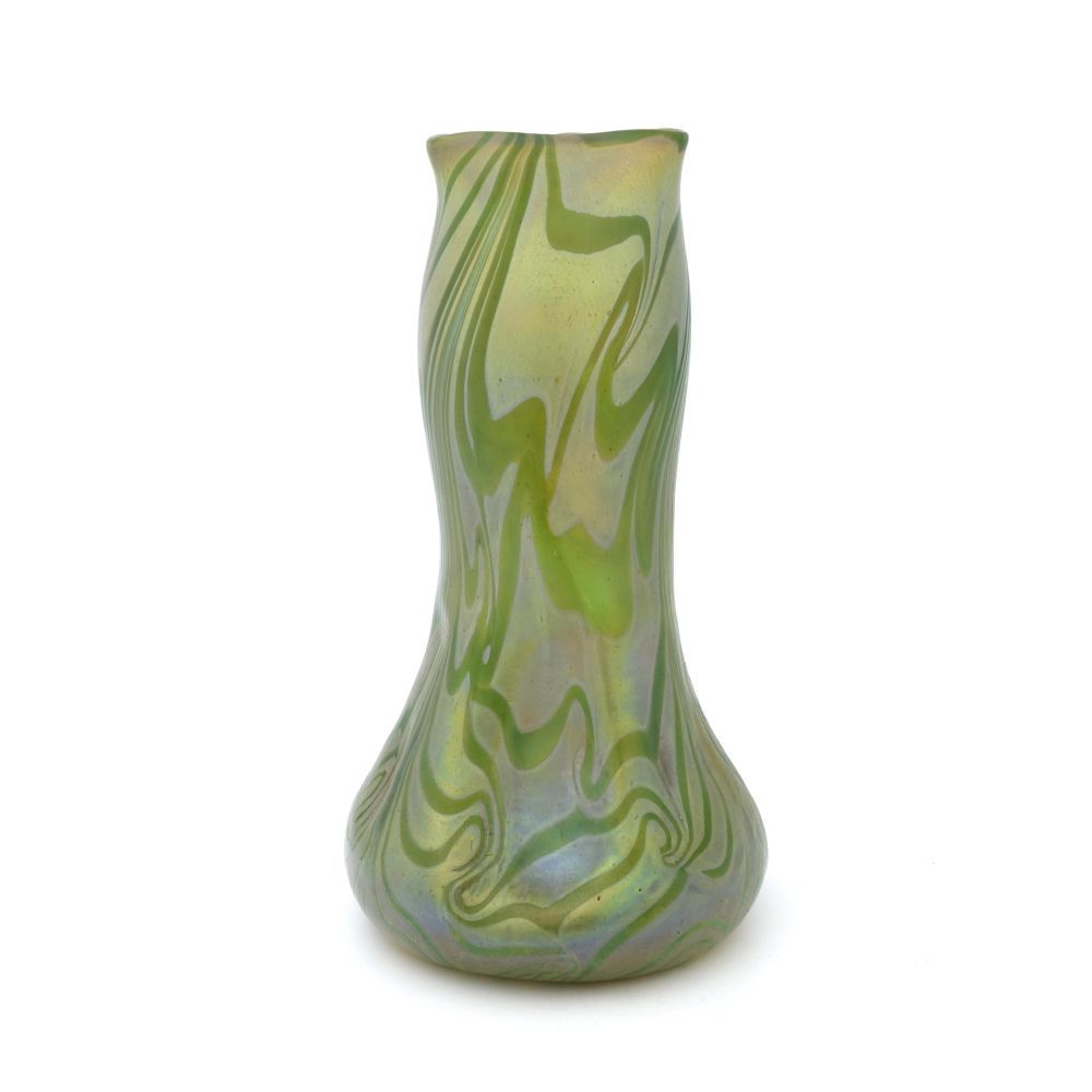 Null Kralik，一个大型的分离主义彩虹色玻璃花瓶，Aquagold，约1900年，凹陷的双葫芦形式，有三层的颈部，高33厘米