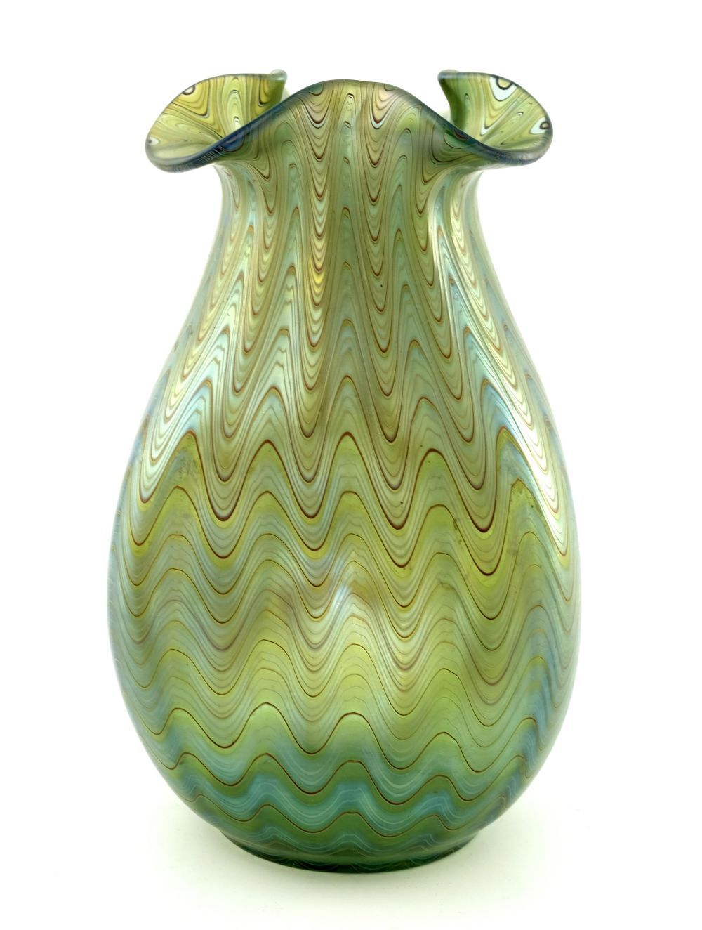 Null Loetz，分离主义彩虹色玻璃花瓶，PG 6893，山蓝色，凹陷的阳台形式，卷曲的三个水口边缘，螺纹波浪设计，蚀刻签名Loetz奥地利，高22.5厘米