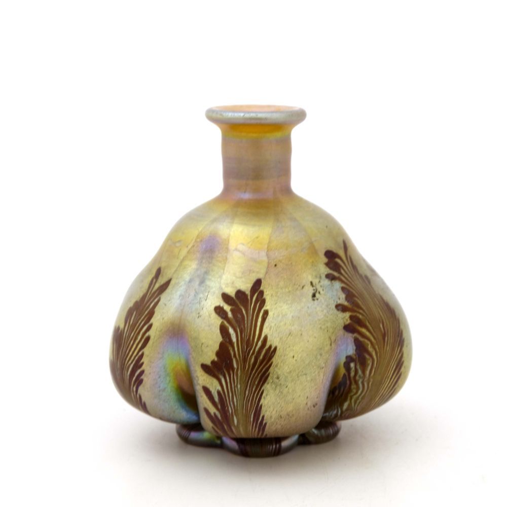 Null 路易斯-康福特-蒂芙尼，新艺术派五彩玻璃花瓶或瓶子，法夫赖尔，约1900年，浅裂的葫芦形，金色光泽的地面上有羽毛状的叶子，刻有完整的签名和编号0708&hellip;