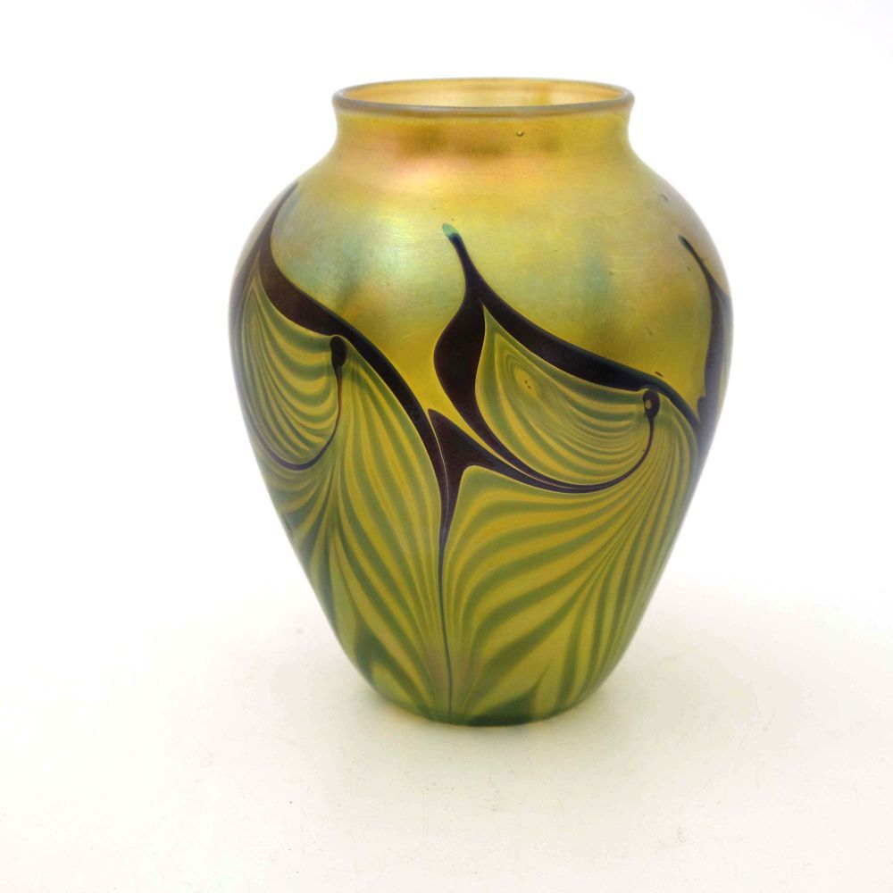 Null 东方和弗鲁姆，美国工作室玻璃五彩花瓶，1986年，肩部造型，金色光泽地面上有康贝花瓣装饰，刻有标记，高13.5厘米
