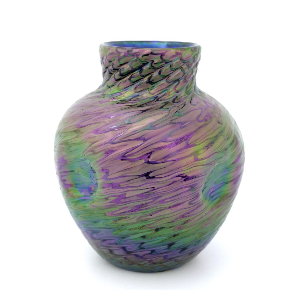 Null Kralik, un vaso secessionista in vetro iridescente, Scales, forma ovoidale &hellip;