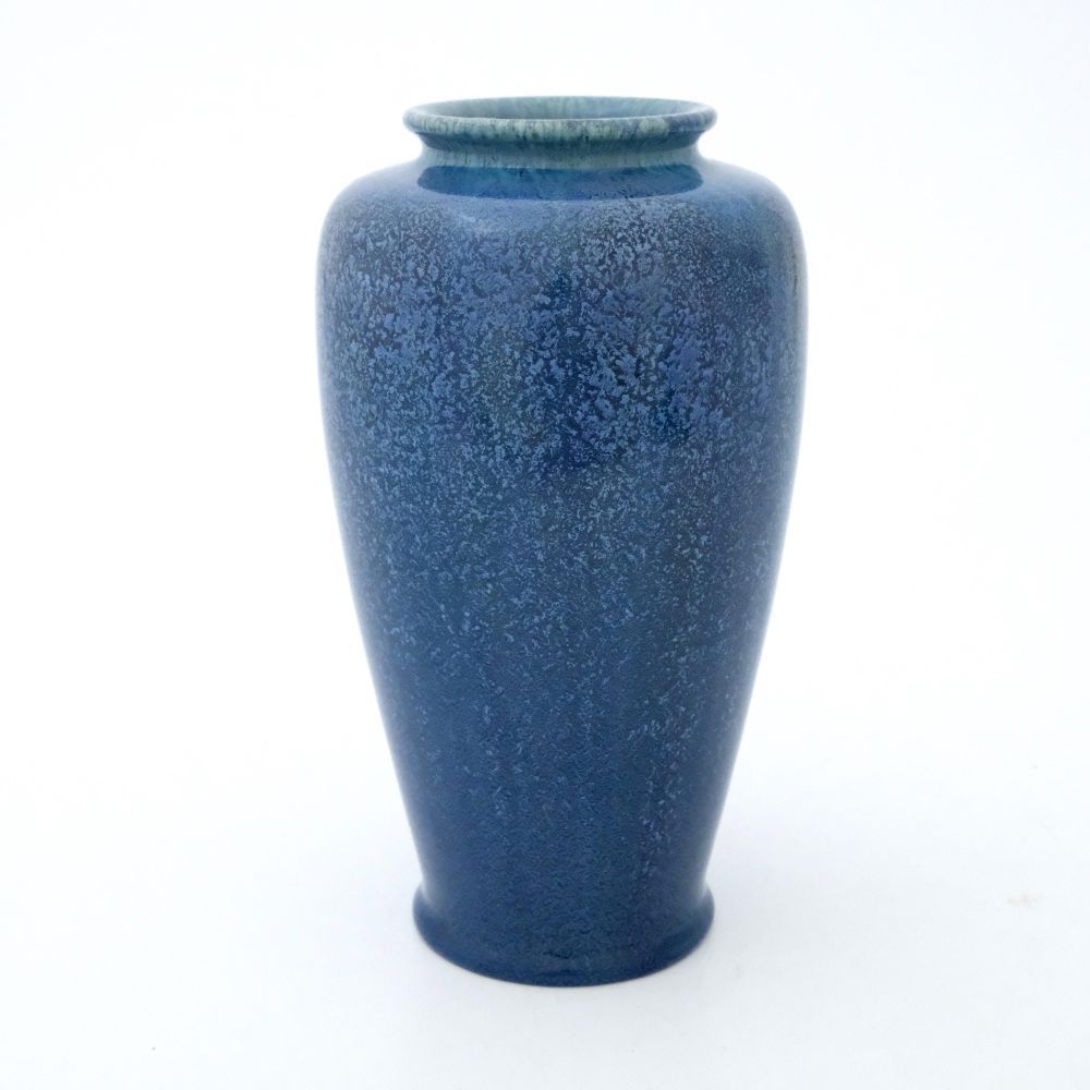 Null 皮尔金顿，皇家兰开斯特凝固的乳白釉花瓶，1906年，肩部造型，斑驳的蓝色，印记，2369，高23厘米 出处。理查德-丹尼斯-皮尔金顿的陶器展览，198&hellip;