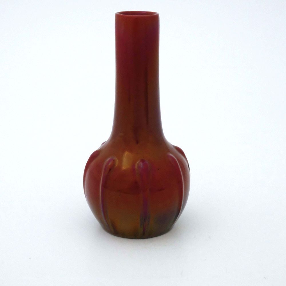 Null 皮尔金顿，一个皇家兰开斯特的火焰光泽花瓶，大约在1911年，肋骨模制的球体和轴瓶形式，虹彩红色，有印记，2796，高19.5厘米