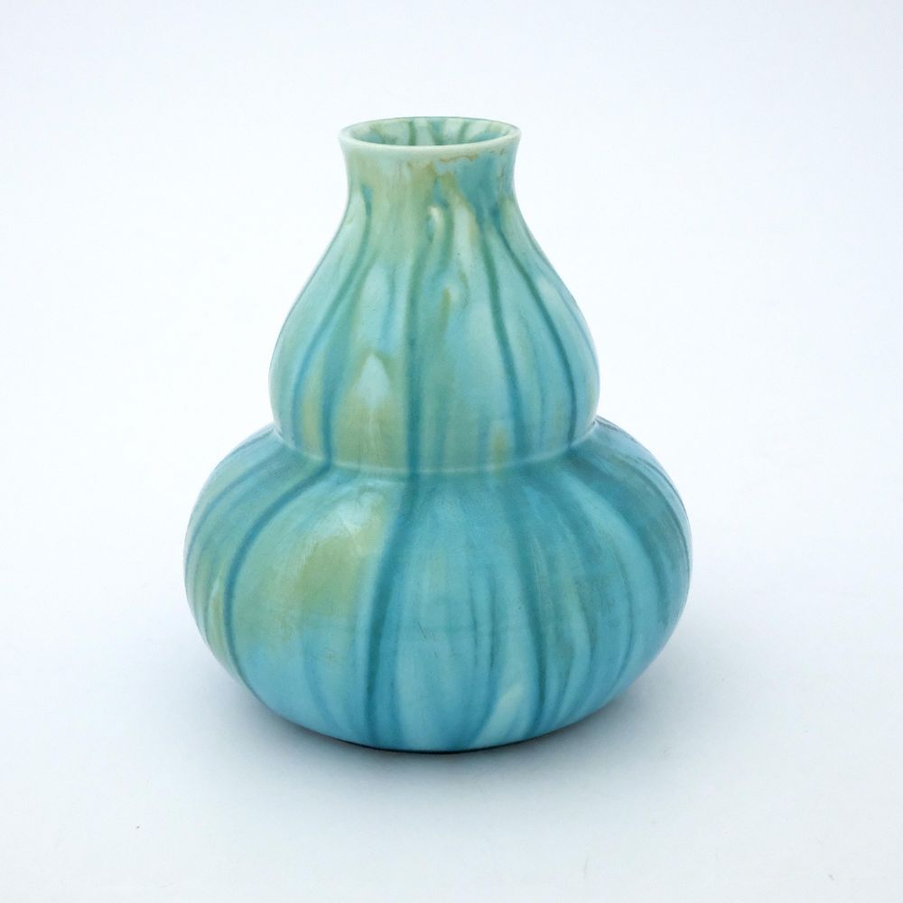 Null 皮尔金顿，皇家兰开斯特乳白色脉络釉花瓶，约1904年，圆锥形双葫芦造型，绿松石色条纹釉，印刷标记，高18厘米