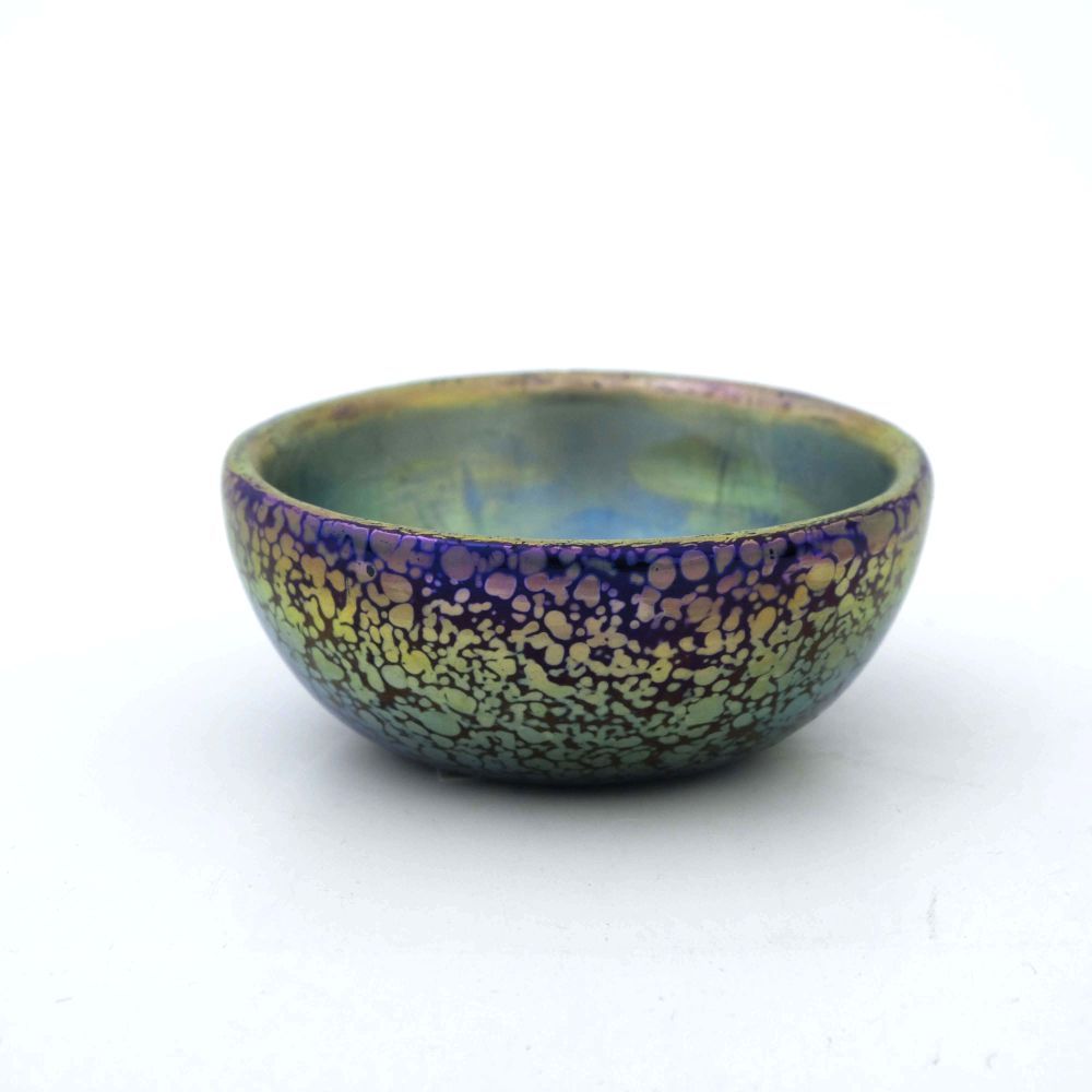 Null Loetz，一个分离主义的彩虹色玻璃碗，钴帕皮翁，圆形，绿松石色的彩虹色内壁，8.5厘米直径