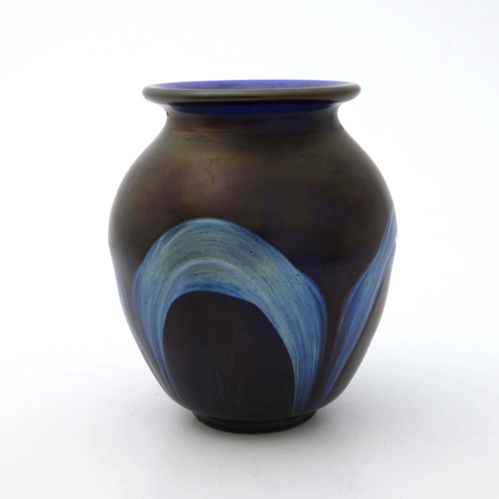 Null Eine irisierende Glasvase, eiförmig mit umgedrehtem Rand, applizierter blau&hellip;