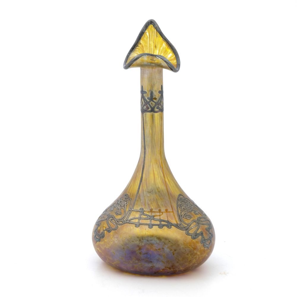 Null Loetz，分离主义彩虹色和银色覆盖的玻璃花瓶，Candia Papillon，约1900年，凹陷的鹅颈瓶形，新艺术风格的卷须和花架设计，高25厘米