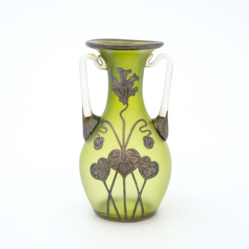 Null Loetz，奥林匹亚，约1896年，分离主义彩虹色和银色覆盖的玻璃花瓶，双处理的阳台形式，有新艺术风格的水果卷须设计，高13厘米