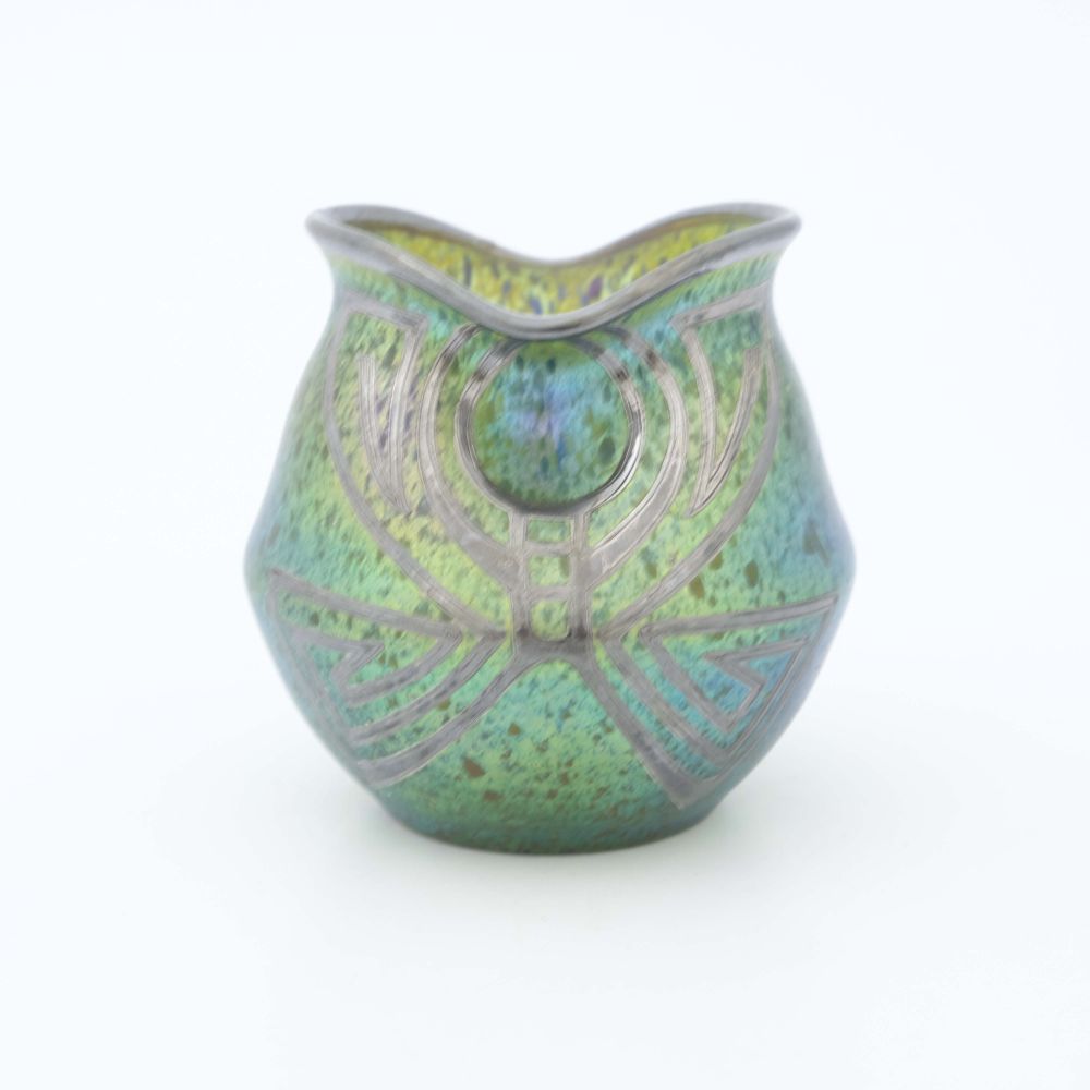 Null Loetz，分离主义彩虹色和银色覆盖的玻璃花瓶，克里特岛Papillon，约1900年，凹陷的角状卵形体，双唇颈，几何螺旋设计，高11.5厘米