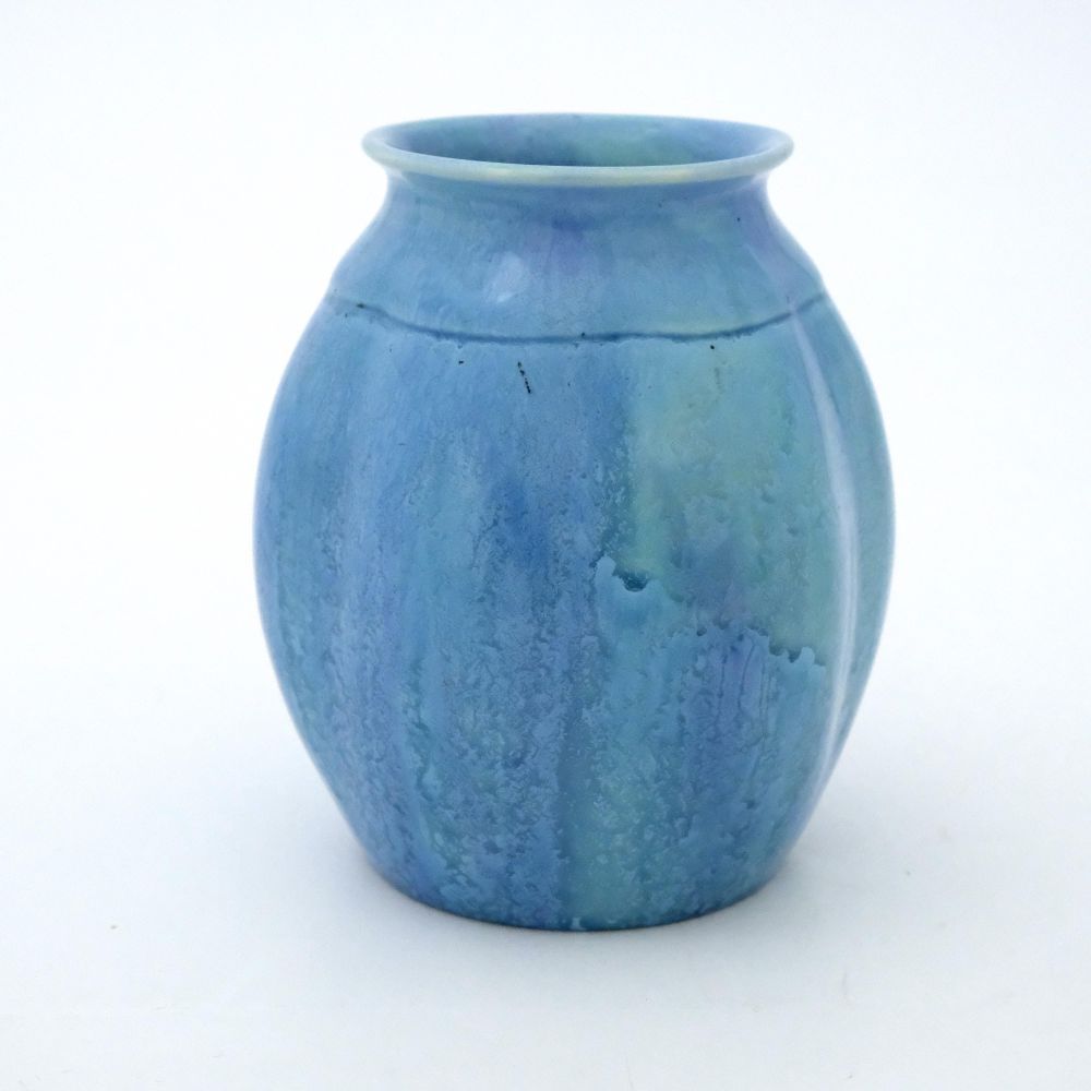 Null 皮尔金顿，皇家兰开斯特凝脂和云雾状乳白釉花瓶，约1910年，浅裂的卵圆形肩部造型，蓝色、紫色和绿色，印记，2780，高13.5厘米