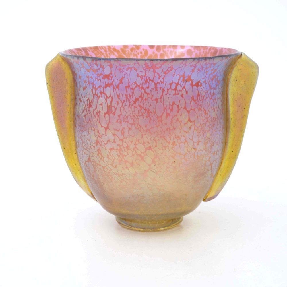 Null Loetz，一个装饰艺术风格的五彩玻璃花瓶，Ruby Papillon，双处理的楔形桶形，垫脚，高16厘米