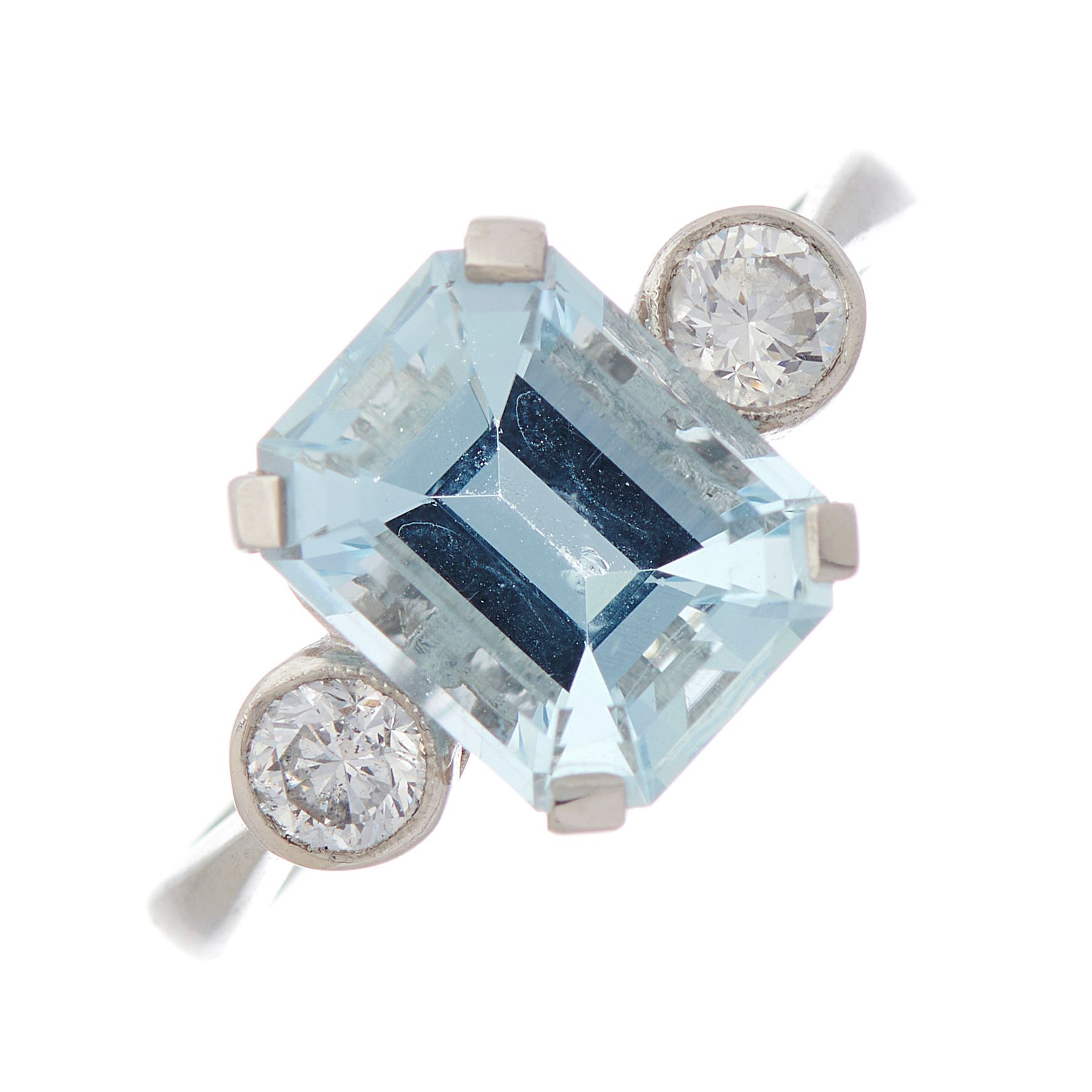 Null 铂金长方形海蓝宝石和明亮式切割钻石三石戒指，海蓝宝石约重2.70克拉，钻石约重0.40克拉，I-J色，SI净度，戒环上印有PLAT，戒指尺寸N1/2，&hellip;