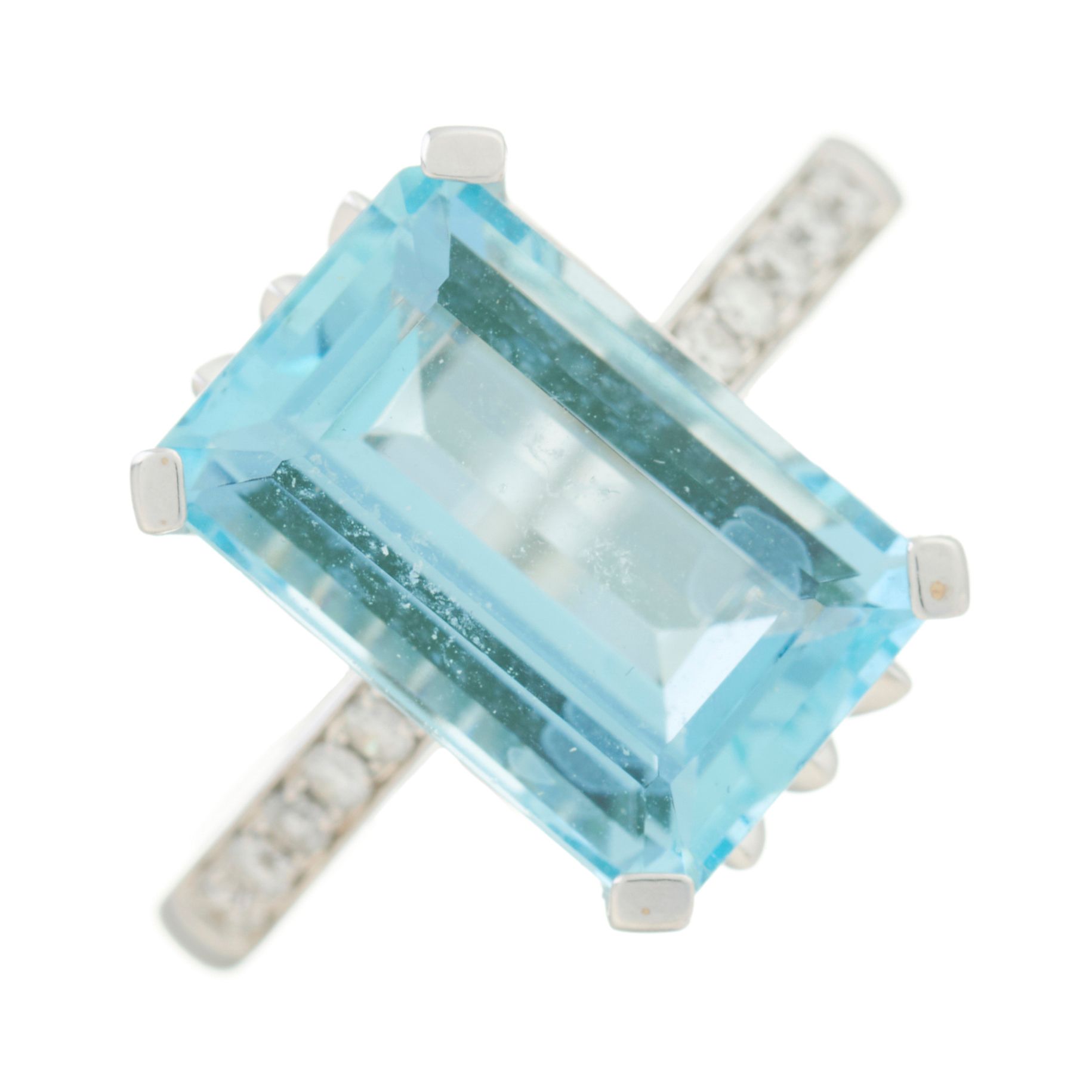 Null 一枚18K金海蓝宝石和钻石礼服戒指，镶有明亮式切割钻石，海蓝宝石重5.61克拉，钻石总重0.31克拉，估计G-H色，VS净度，伯明翰印记，戒指尺寸N1&hellip;