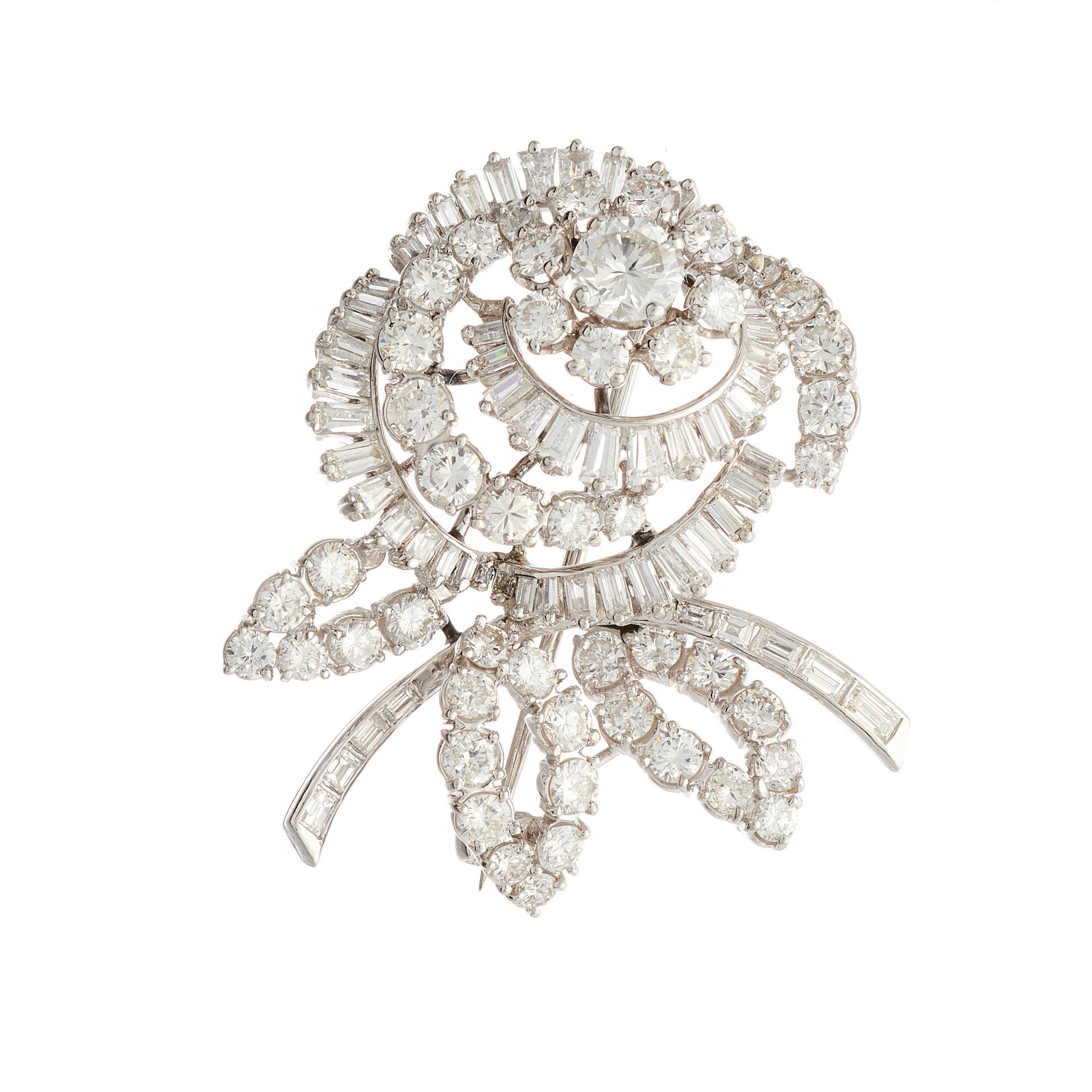 Null Broche fleur en diamant en platine du milieu du 20e siècle, poids total des&hellip;
