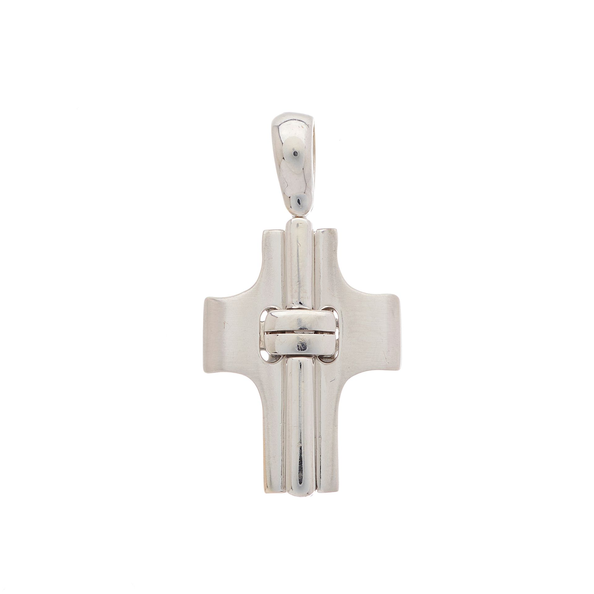 Null An 18ct gold cross pendant, with grooved, central overlay and tapered surmo&hellip;