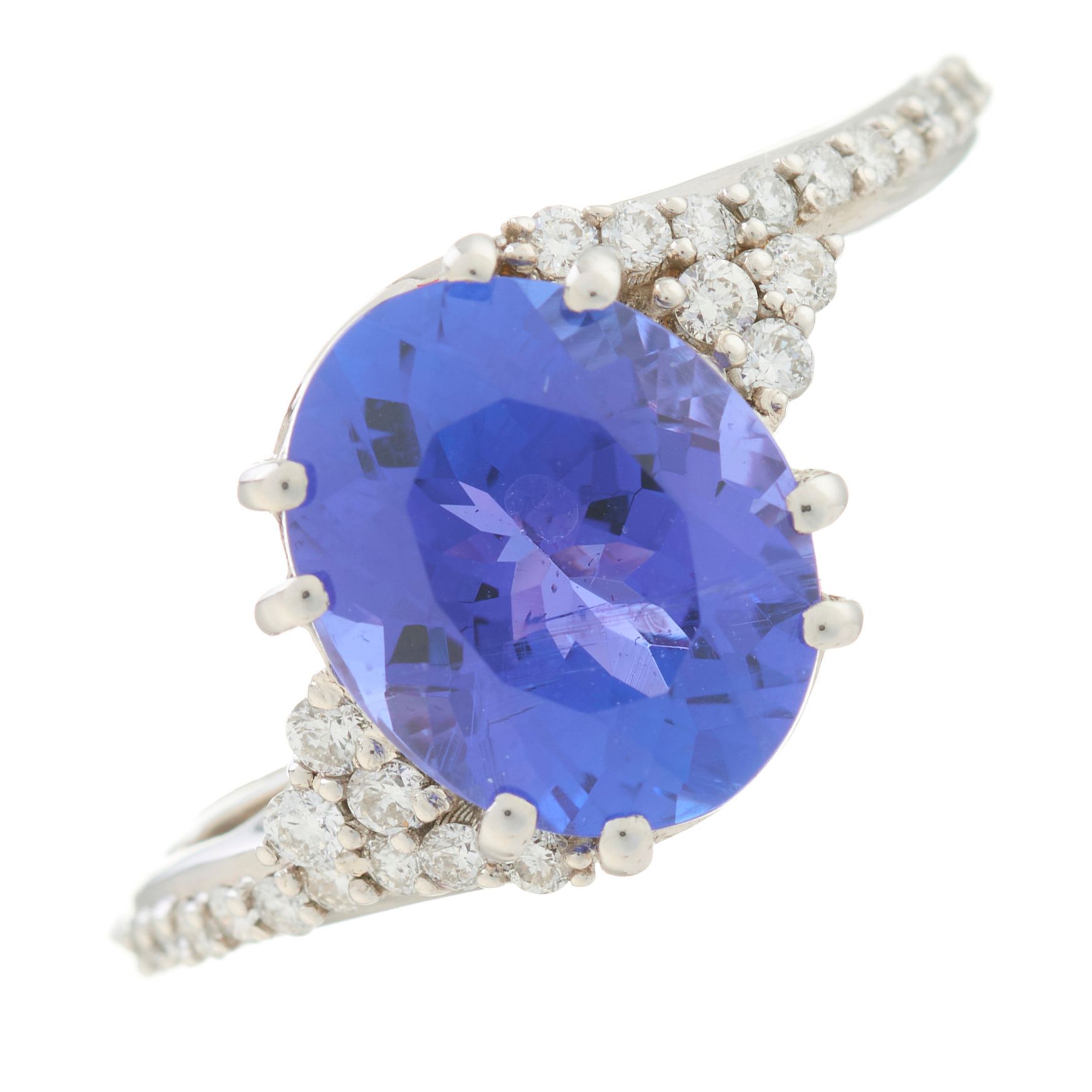 Null Un anello in oro 18ct con tanzanite e diamanti taglio brillante, peso stima&hellip;