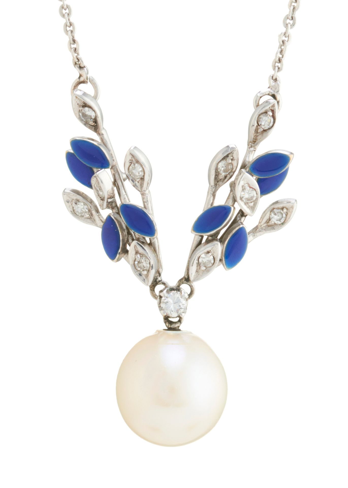 Null 一条养殖珍珠、钻石和蓝色珐琅花纹项链，带有完整的追踪链，养殖珍珠尺寸约为9.4毫米，估计钻石总重量为0.15克拉，长47厘米，重6.3克 - 总体状况&hellip;