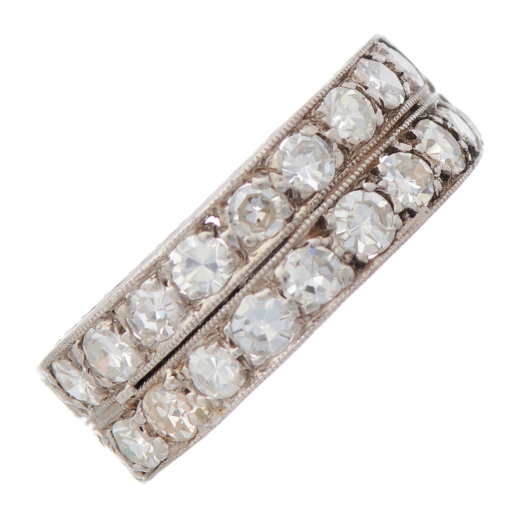 Null 一枚20世纪中期的18K金单切钻石双排礼服戒指，侧面有雕刻，肩部有镂空，估计钻石总重量为1.10克拉，主要是I-J色，VS净度，印有18CT，戒指尺寸&hellip;