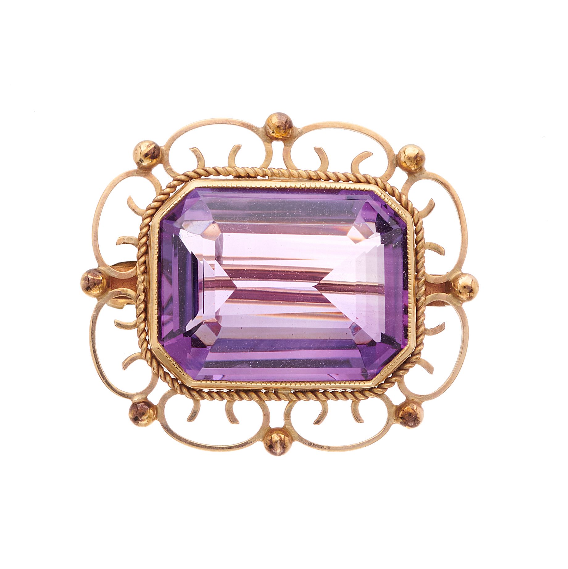 Null 一枚20世纪中期的9K金长方形紫水晶胸针，周围有镂空的珠子，紫水晶估计重量为17克拉，有爱丁堡1965年的印记，长3厘米，重9.3克 - 总体状况良好&hellip;