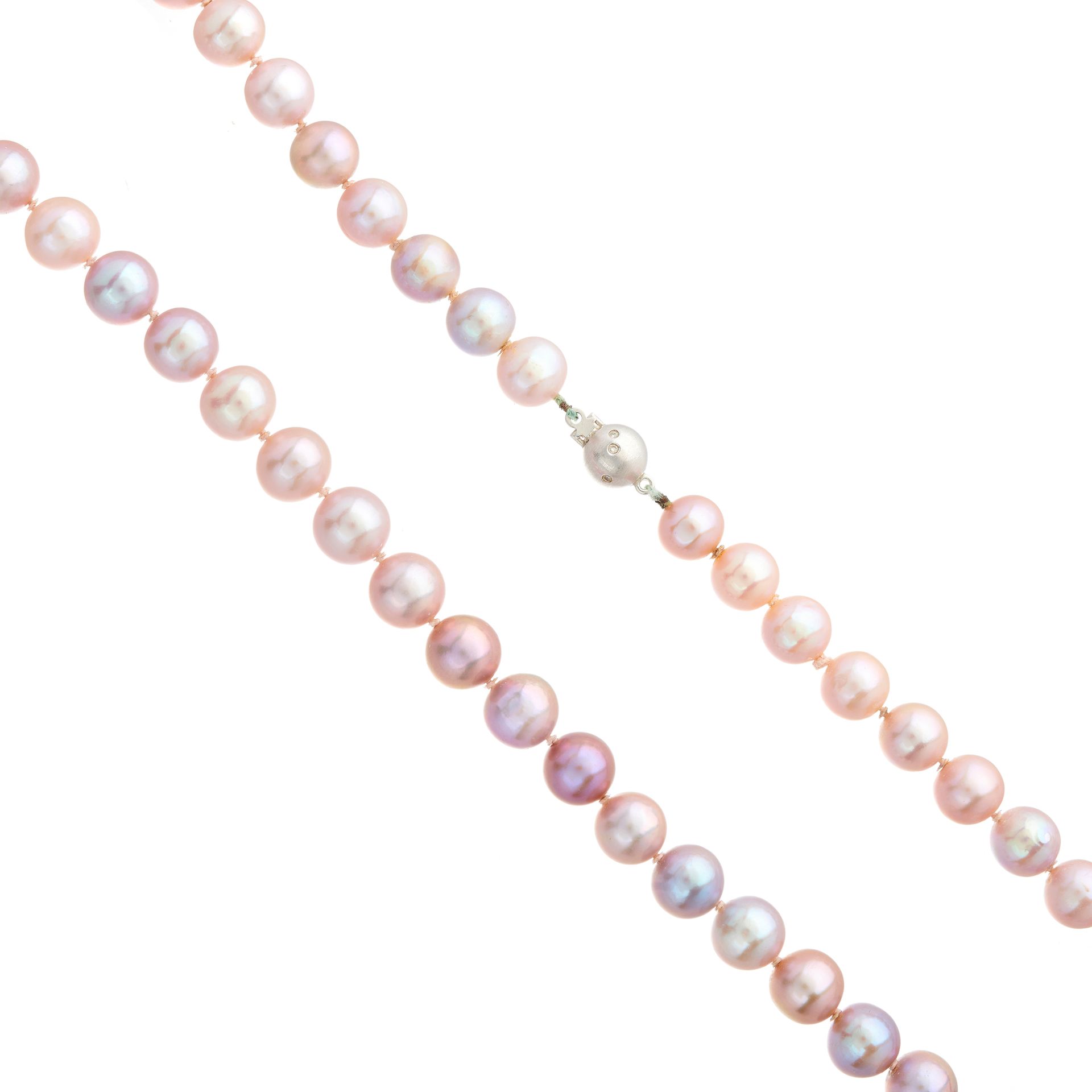 Null 一条养殖珍珠单链项链，配以18K金钻石点缀的球形扣，珍珠尺寸约为9.6至8.4毫米，扣子上印有750，长46.5厘米--整体状况良好--钻石匹配良好且&hellip;