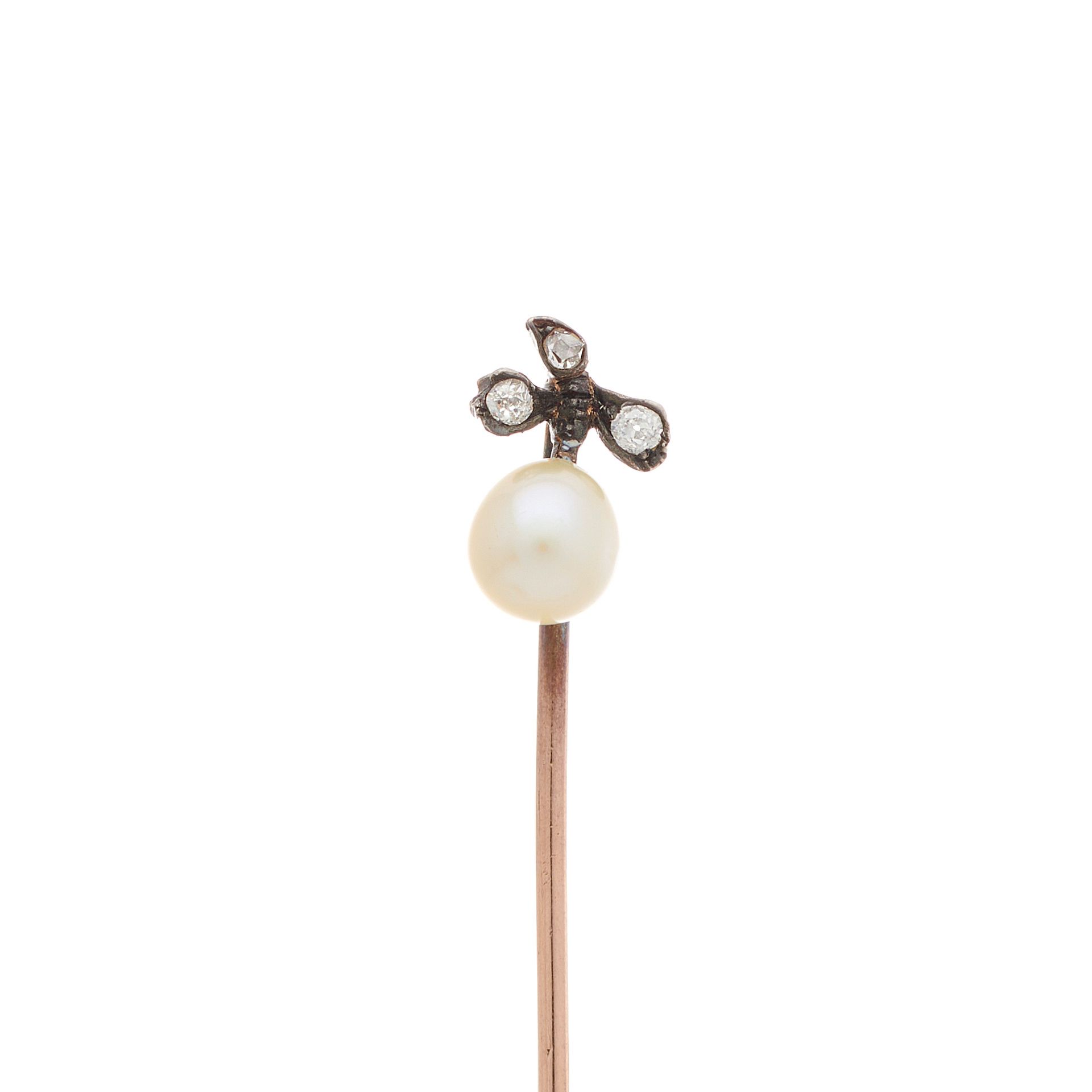 Null A late 19th century gold, pearl stickpin, with old and rose-cut diamond tre&hellip;