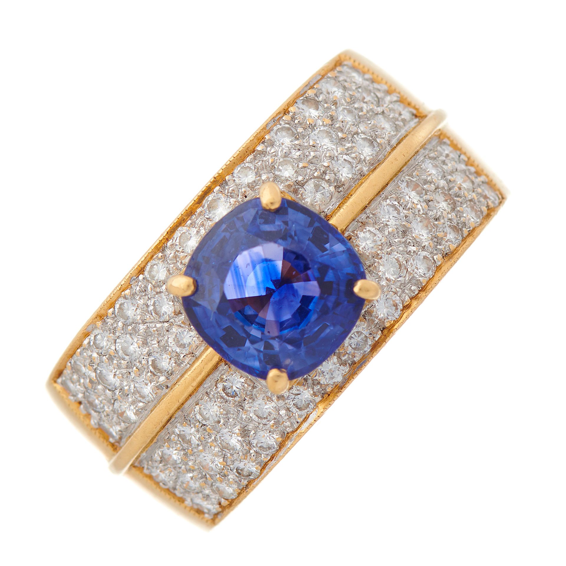Null 一枚18K金枕形蓝宝石和明亮式切割钻石礼服戒指，周围和肩部密镶钻石，蓝宝石估计重2.20克拉，钻石估计总重0.60克拉，戒环上印有18K，戒指尺寸为O&hellip;