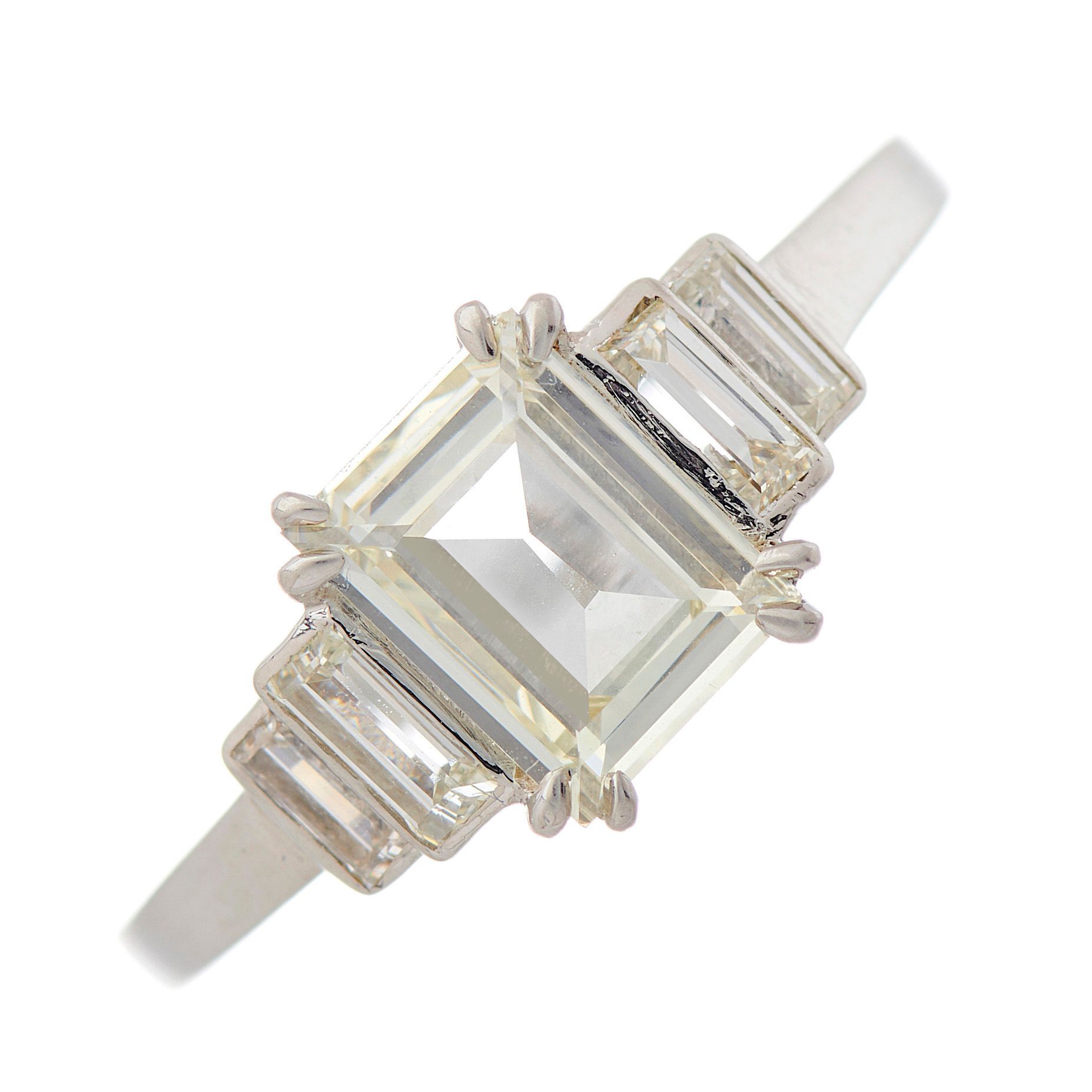 Null Un anello Art Deco in platino, con diamante rettangolare a cinque pietre, p&hellip;