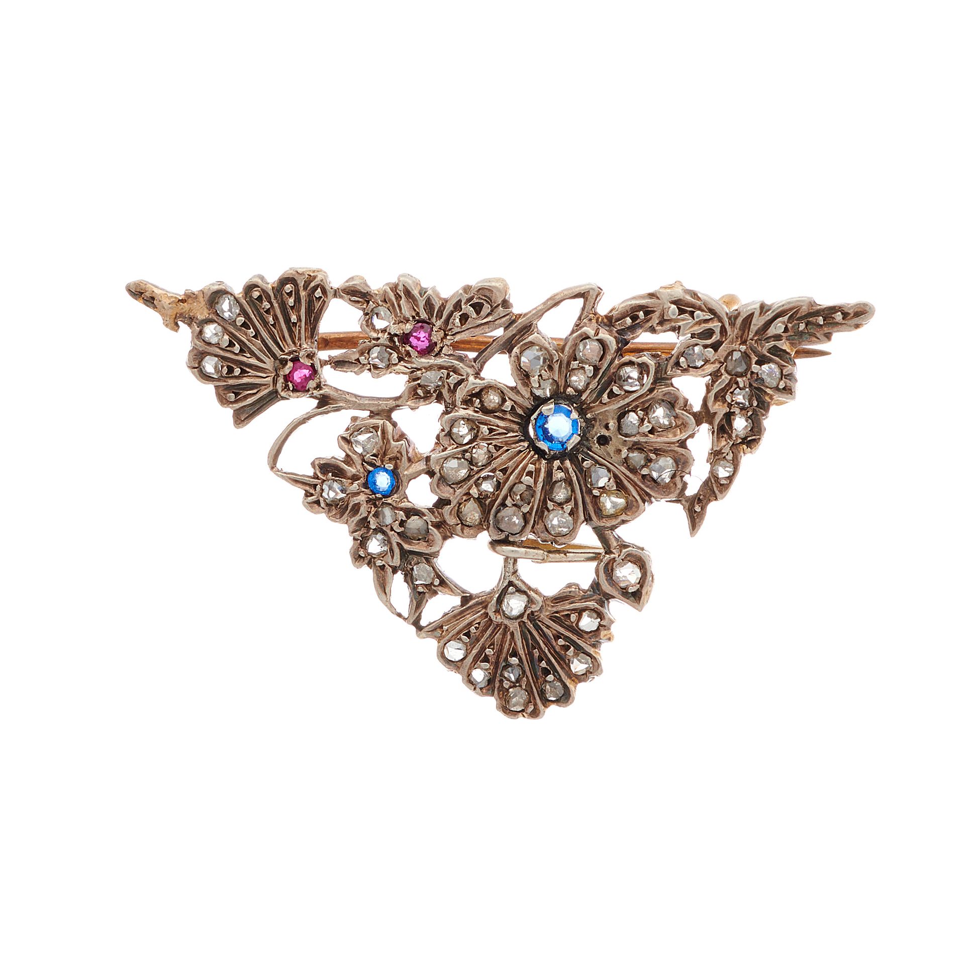 Null 一枚19世纪末的金银蓝宝石、红宝石和玫瑰切割钻石镂空花卉胸针，带安全链，长3.7厘米，重5.4克--整体状况良好至尚可--钻石匹配良好且明亮--蓝宝石&hellip;