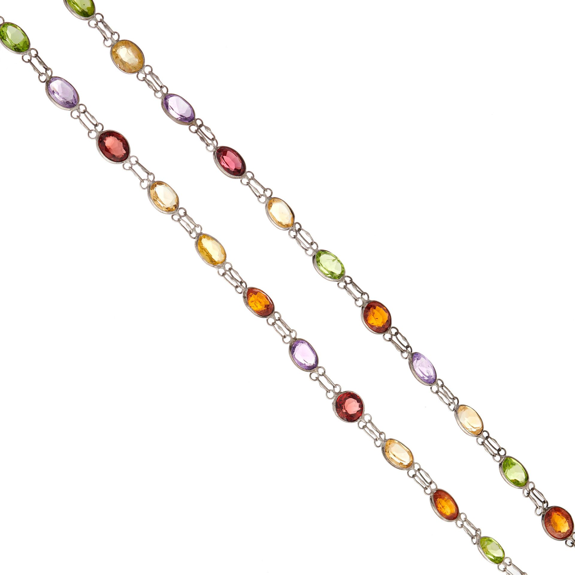 Null 一条银质的哈雷克多宝石项链，设计成一系列椭圆形的链接，宝石包括红石榴石、杏仁石榴石、橄榄石、紫水晶、黄水晶和黄宝石，带有S形钩扣，长90厘米。18克 &hellip;