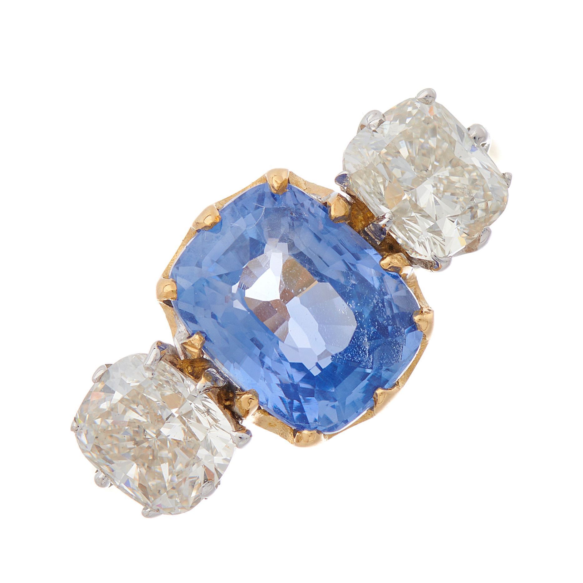 Null 一枚18K金枕形蓝宝石和枕形钻石三石戒指，蓝宝石估计重3.20克拉，钻石估计总重2.20克拉，J-K色，SI2-P1净度，戒指尺寸N1/2，4.5克 &hellip;