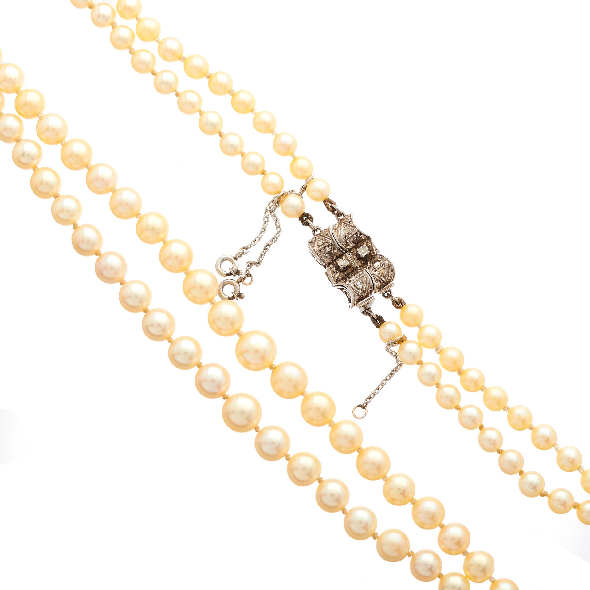 Null 一条20世纪中期的分级养殖珍珠两排项链，带有单切钻石扣，可转换为两条单股项链，珍珠尺寸约为8.5至4.8毫米，长度为53.5和49。5厘米 - 整体状&hellip;