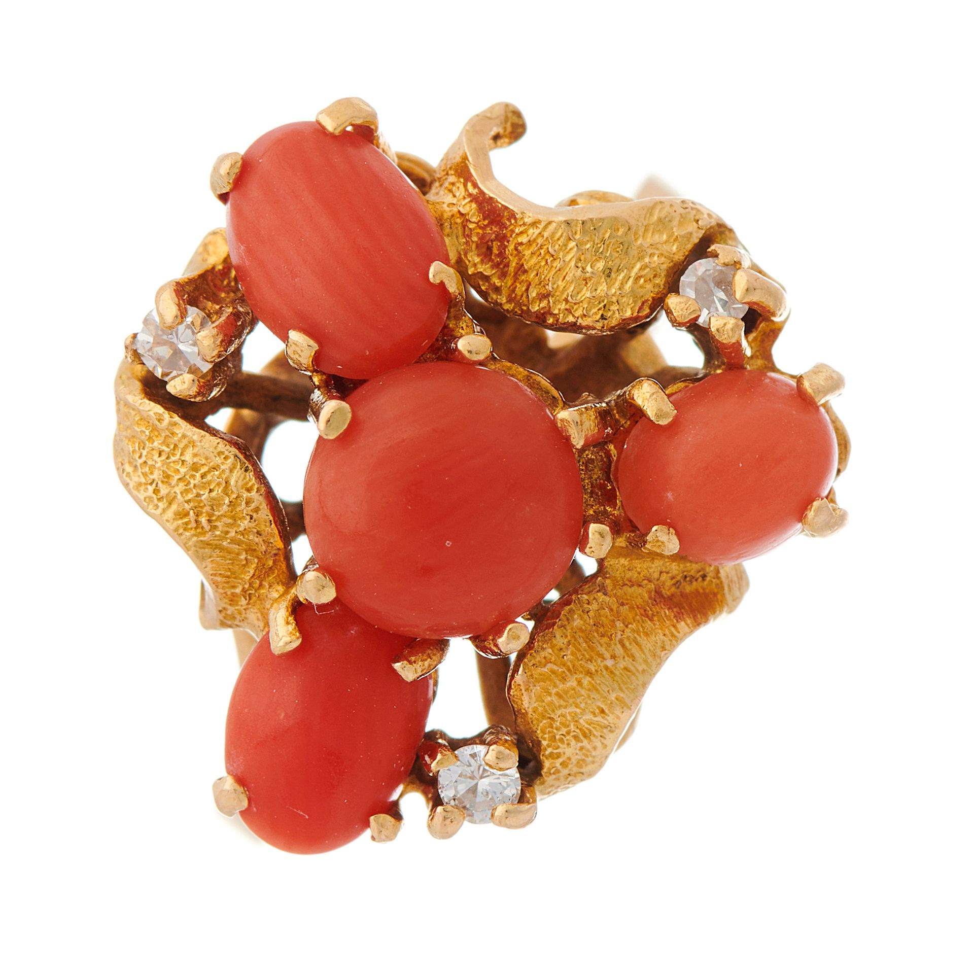 Null 一枚20世纪70年代的18K金凸圆形珊瑚和圆形切割钻石礼服戒指，有纹理的亮点，带子上印有18K，戒指尺寸为N，6克 - 总体状况良好 - 珊瑚是一个匹&hellip;