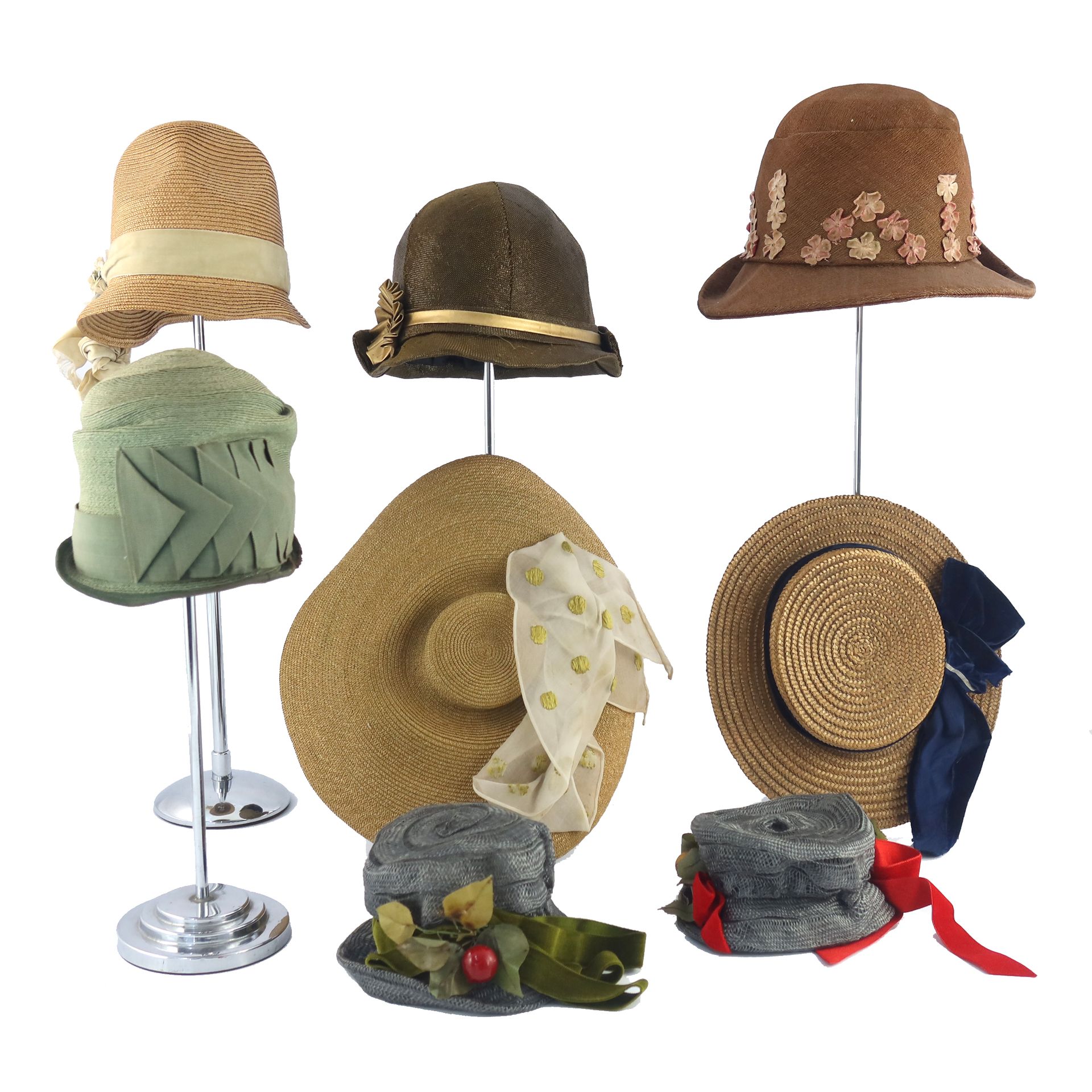 Null 八顶不同的法国帽子，20世纪20年代及以后，其中有几顶没有戴过，包括。两顶为年轻女孩准备的钢灰色草帽，都没有戴过，用红色天鹅绒丝带装饰，上面有樱桃和树&hellip;