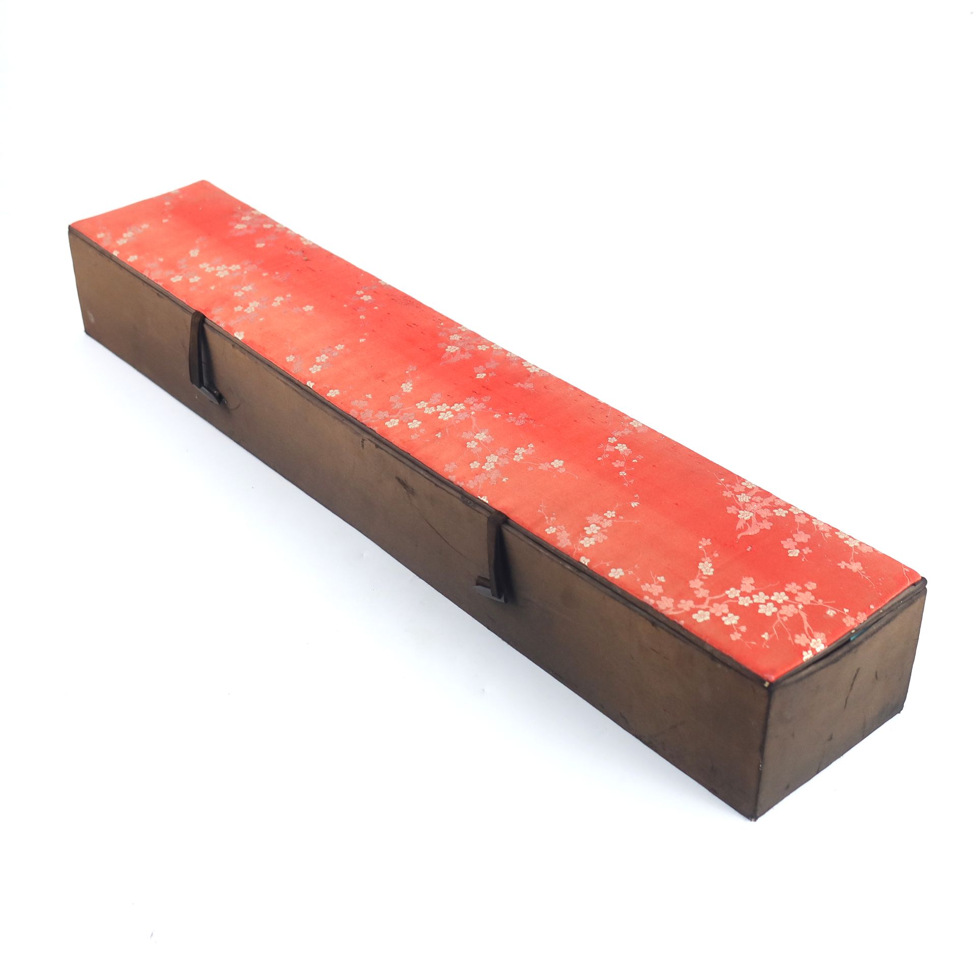 Null 一个大的长方形盒子，盖子上覆盖着红色的中国丝织品，内衬是明亮的绿松石丝，用于存放扇子，可以是多件物品，也可能是一把长羽扇。